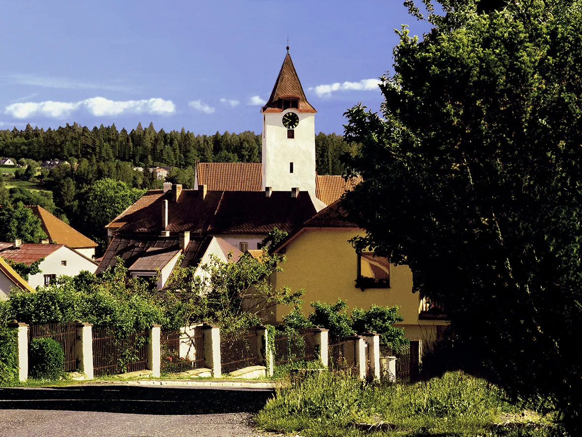 Photo showing: Obec Zbraslavice pohled ze silnice při příjezdu od Zruče nad Sázavou.
Pokud přijíždíte do obce Zbraslavice od Zruče nad Sázavou, přejedete přes kopec Poupil a pak se Vám naskytne tento pohled. Věž kterou vídíte patří kostelu sv. Vavřince