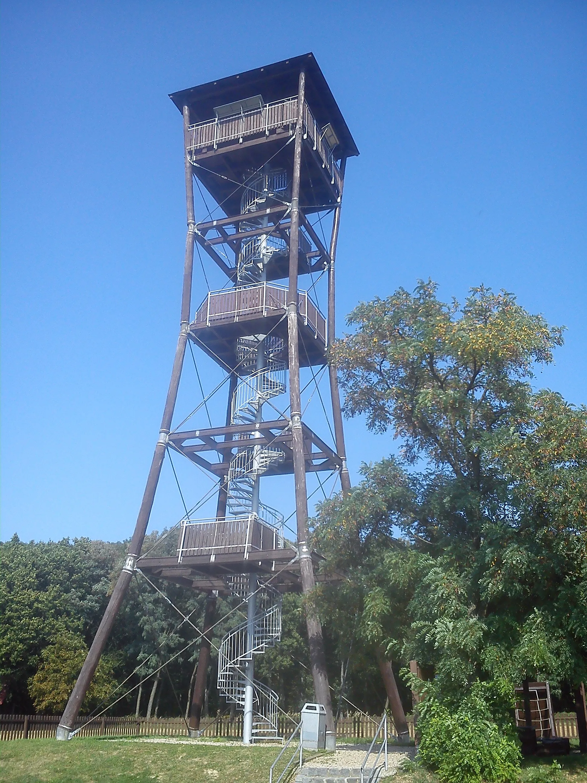 Photo showing: Dřevěná rozhledna na vrcholu Nedánov, vysoká 26m