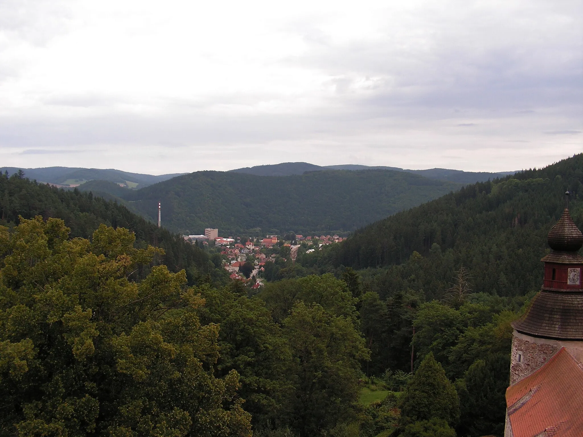 Photo showing: Pohled na Nedvědici z hradu Pernštejn