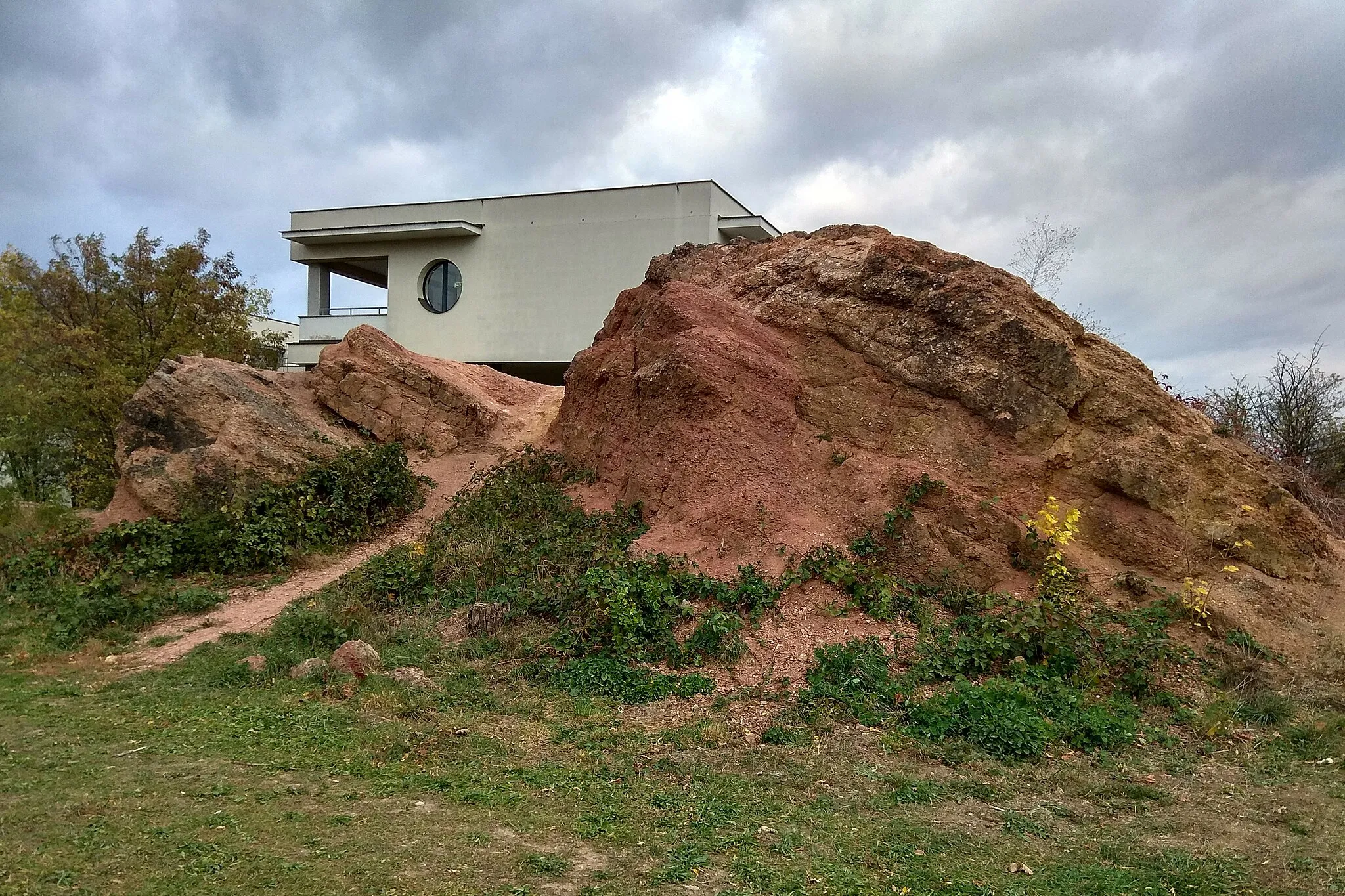 Photo showing: Skála Helgoland na Žlutém kopci v Brně (Staré Brno). Pohled od západu, v pozadí část Švejdova pavilonu Masarykova onkologického ústavu.