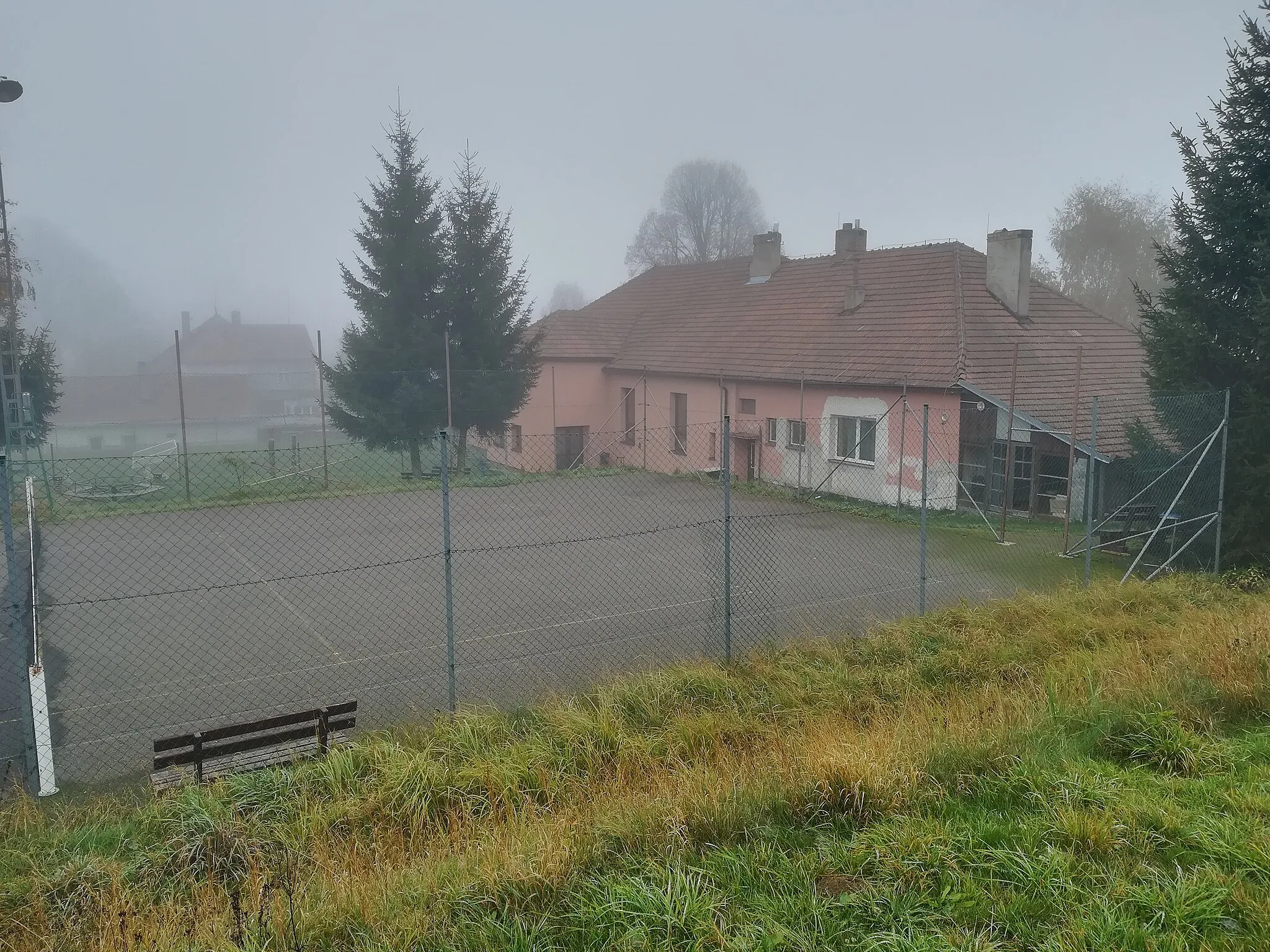 Photo showing: Heřmanov (okres Žďár nad Sázavou) - hřiště za školou