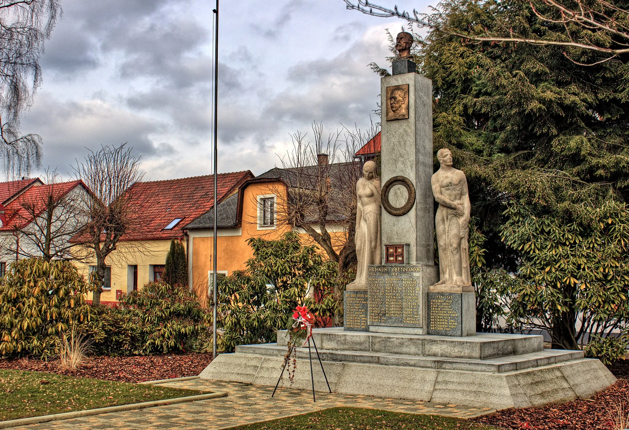 Photo showing: Pomník Obětem světových válek - Horní Cerekev