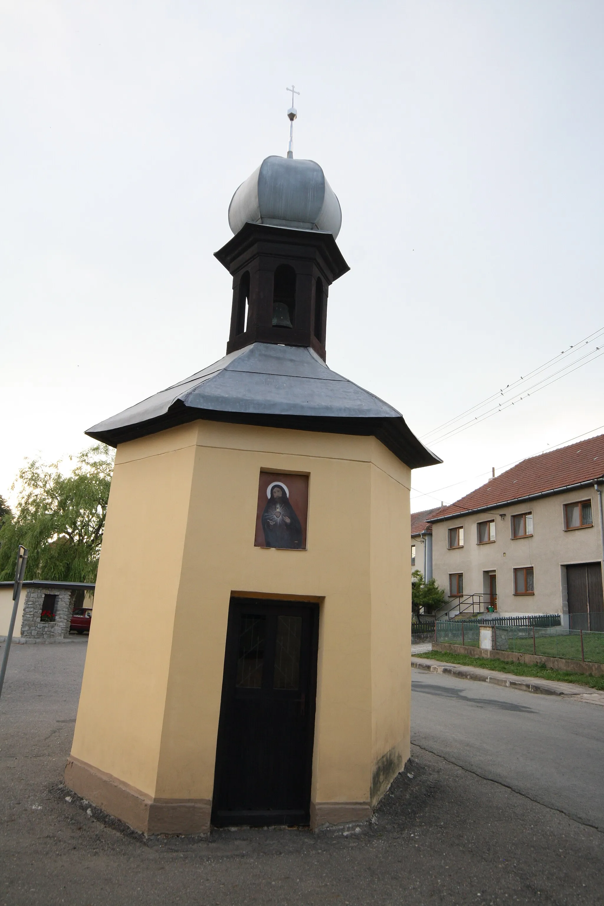 Photo showing: Front view of chapel of Saint Peter in Hluboké, Třebíč District.