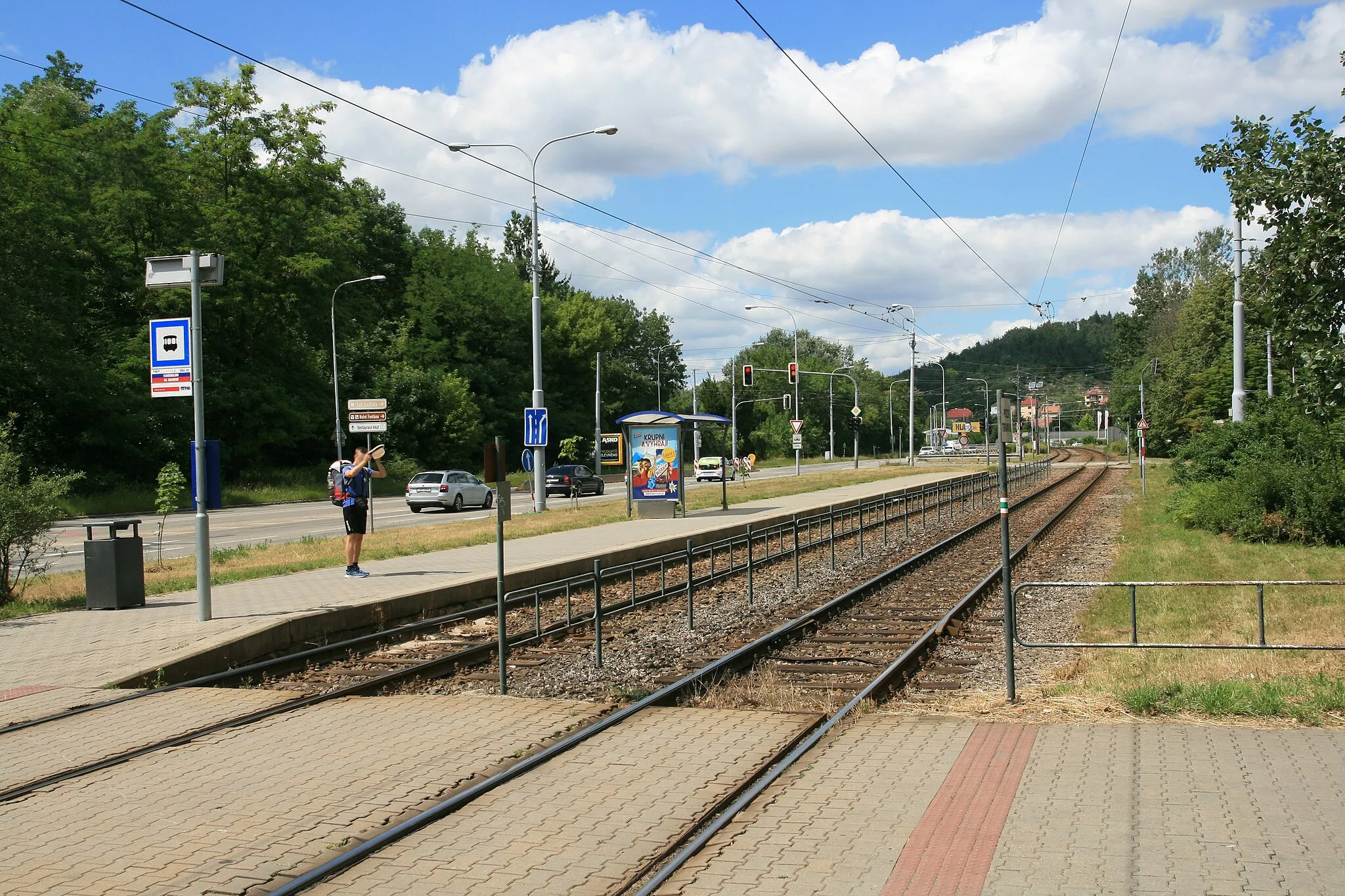 Photo showing: Tramvajová zastávka Kamenolom v Brně-Komíně. Pohled od jihu, v pozadí vlevo Kníničská ulice.