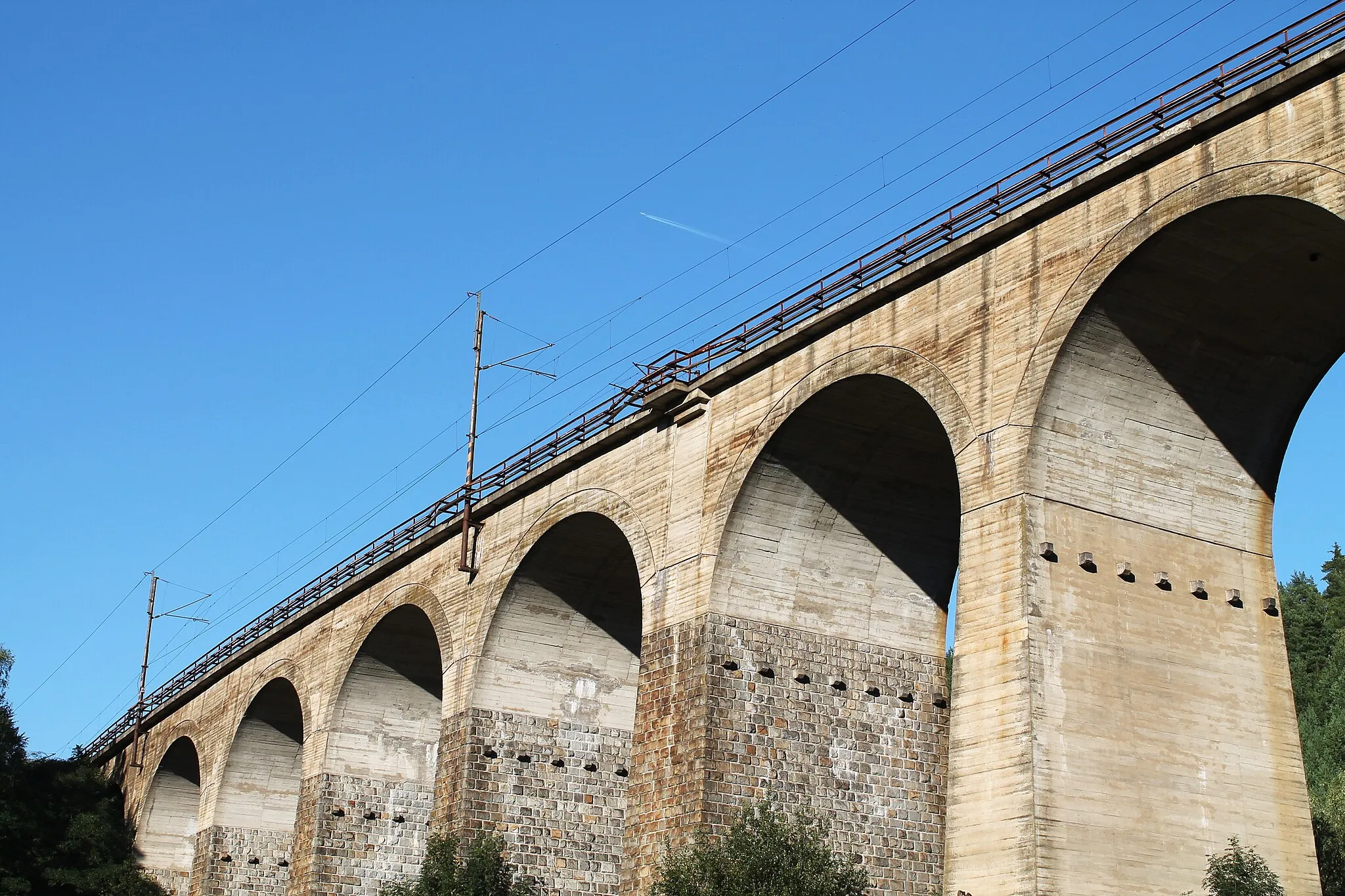 Photo showing: Railway bridge of Brno - Havlíčkův Brod railway line over the Libochůvka near to Kutiny, Žďárec/Lubné, Brno-Country District, Czech Republic