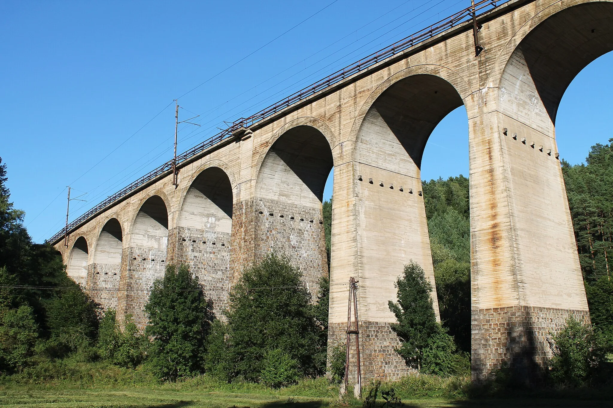 Photo showing: Railway bridge of Brno - Havlíčkův Brod railway line over the Libochůvka near to Kutiny, Žďárec/Lubné, Brno-Country District, Czech Republic