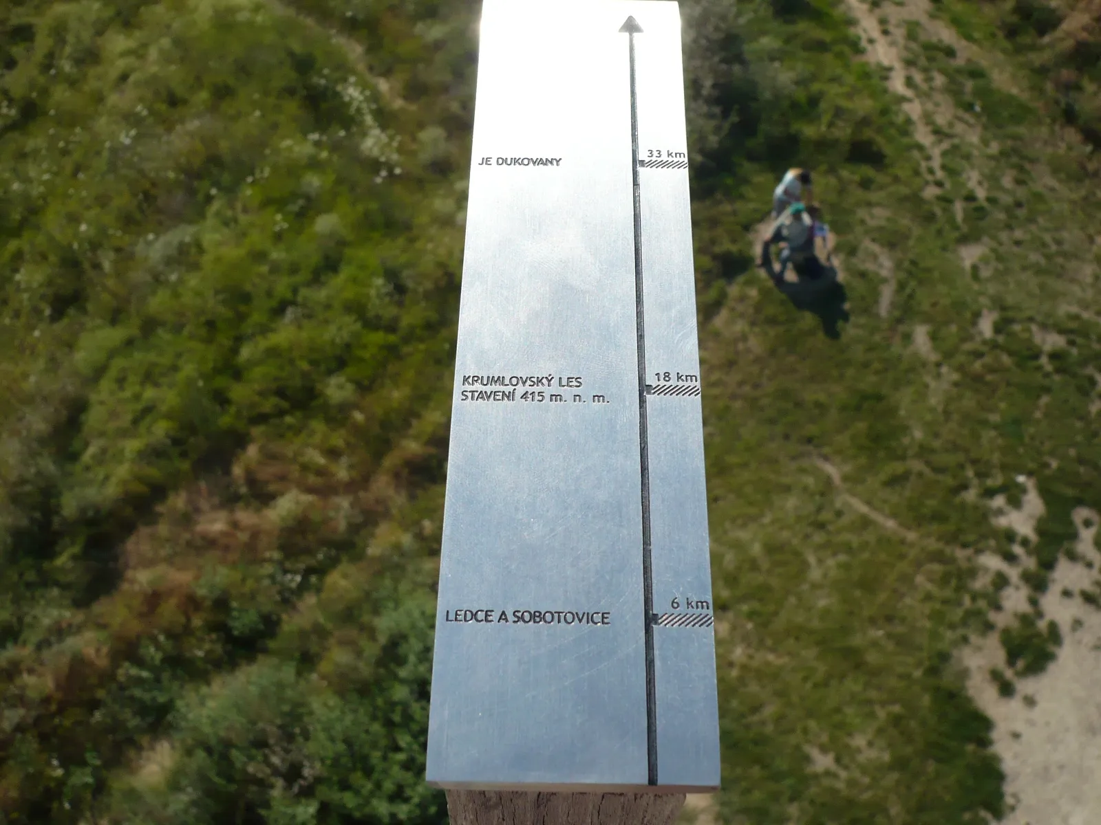 Photo showing: observation tower Akatova vez - direction description, near Zidlochovice, Czech Republic