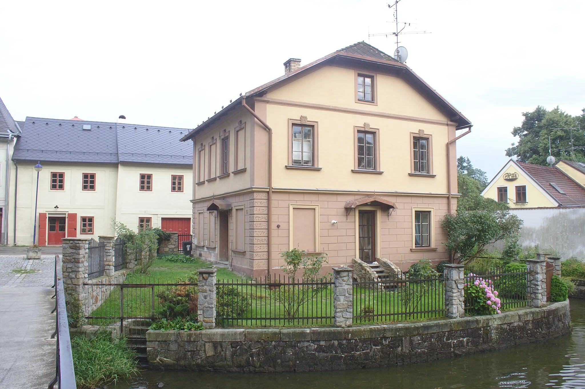 Photo showing: Dům na soutoku Nežárky a Hamerského potoka v Jindřichově Hradci, Jihočeský kraj