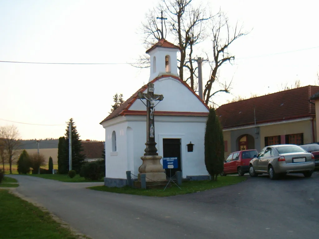 Photo showing: Kaplička sv. Kříže s kamenným křížem z roku 1897 v Urbanči