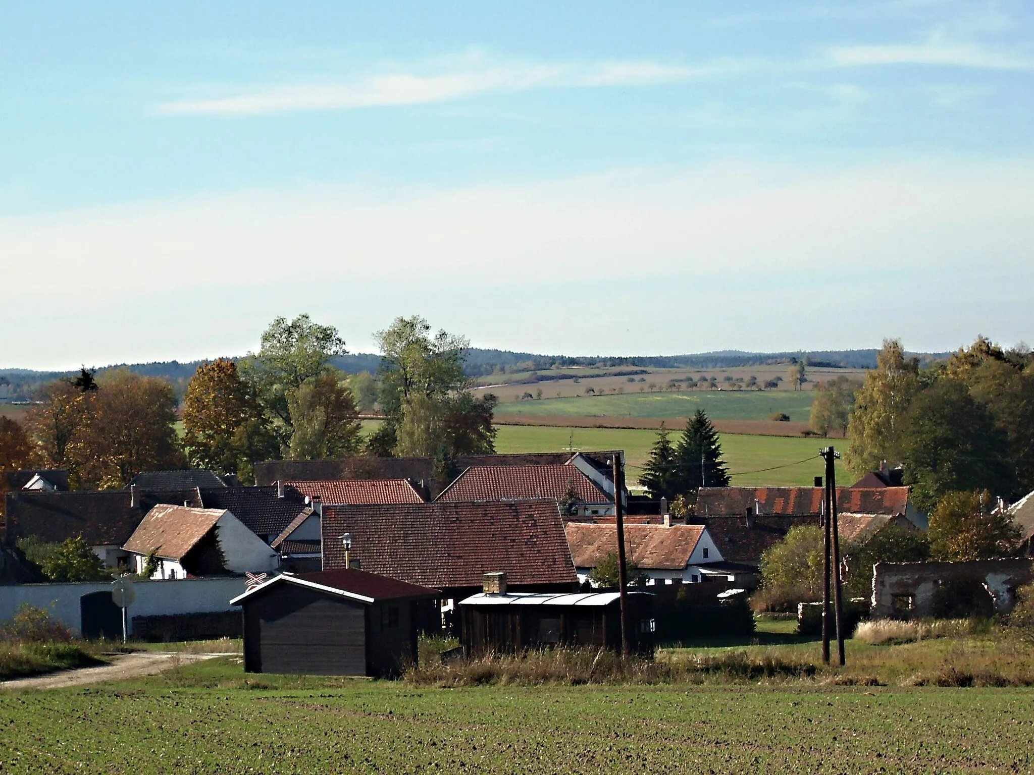Photo showing: Pohled na vesnici Urbaneč od jihovýchodu