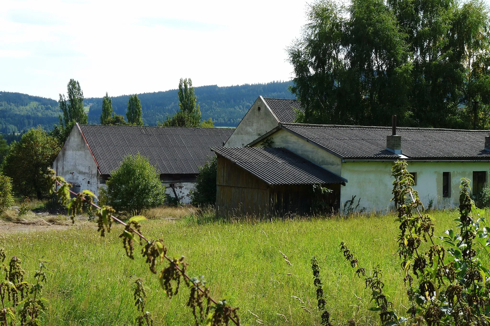 Photo showing: Farm buildings in the village of Masákova Lhota in Prachatice District, Czech Republic.