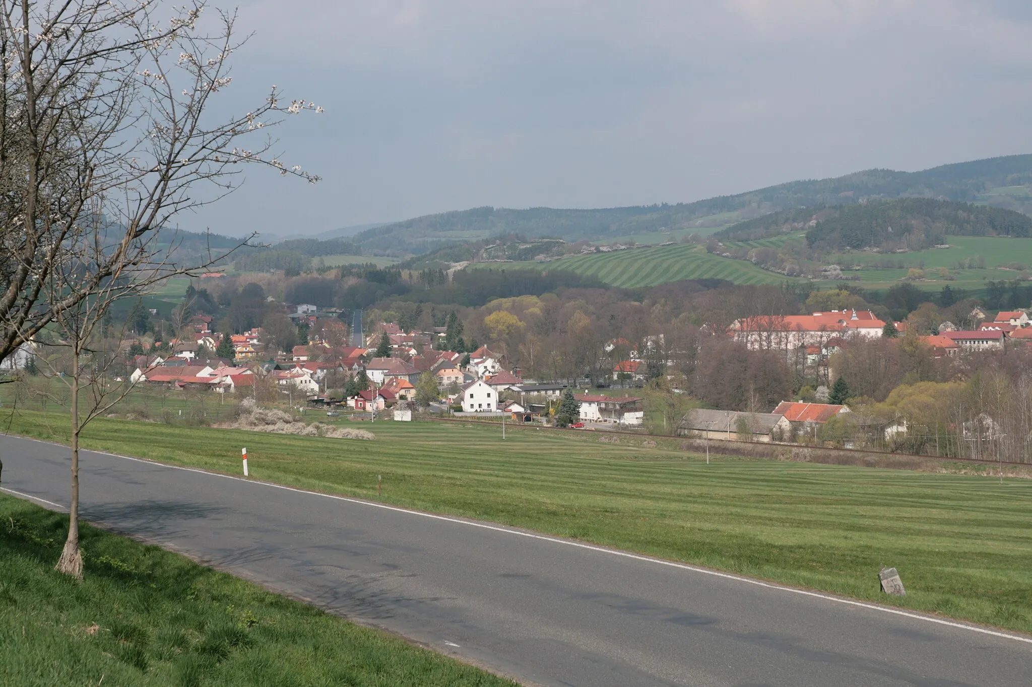 Photo showing: Obec Hrádek v okrese Klatovy v Plzeňském kraji. Celkový pohled z jihovýchodu od silnice na Sušici.