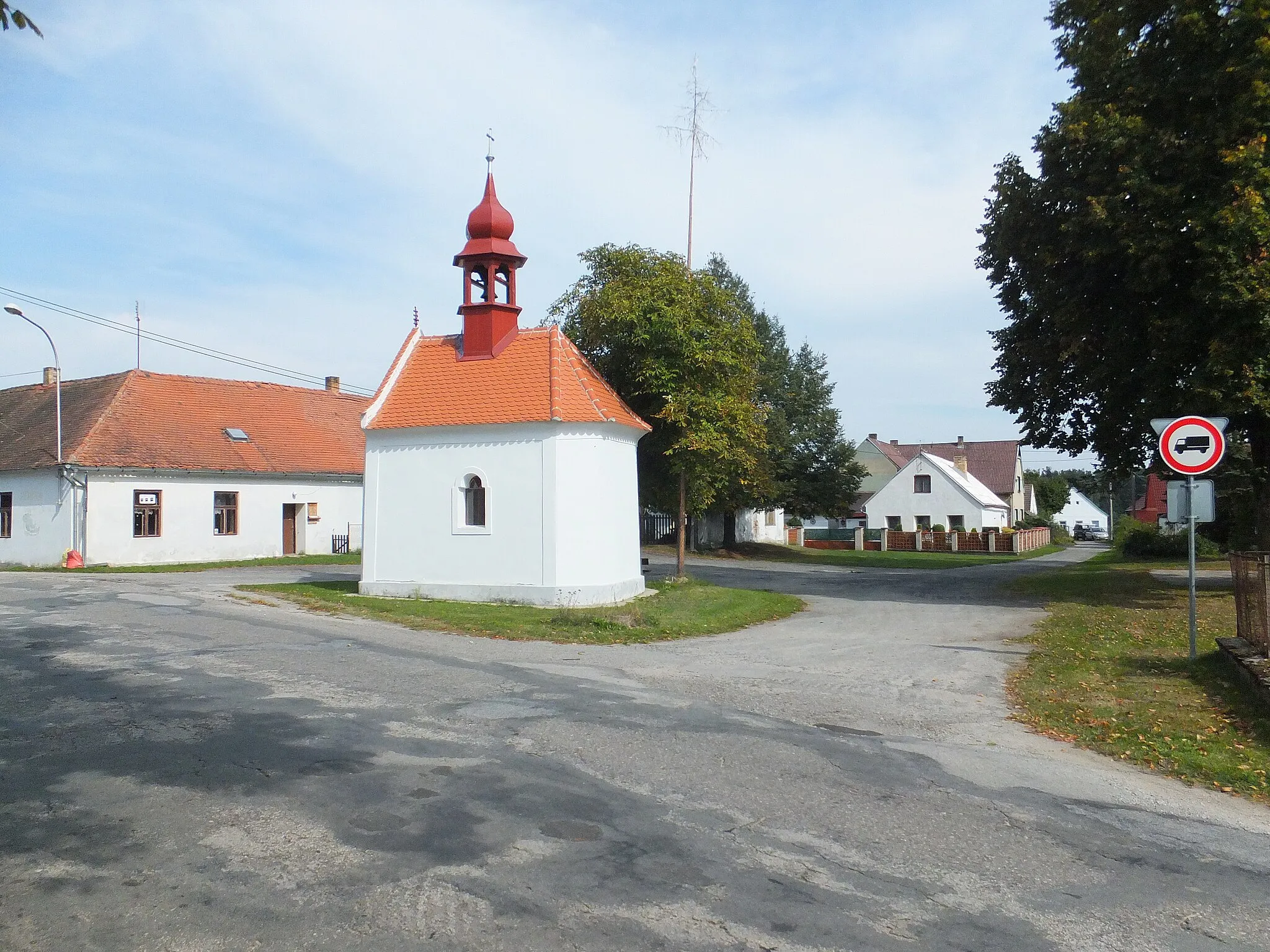 Photo showing: Libořezy - the square with the chapel