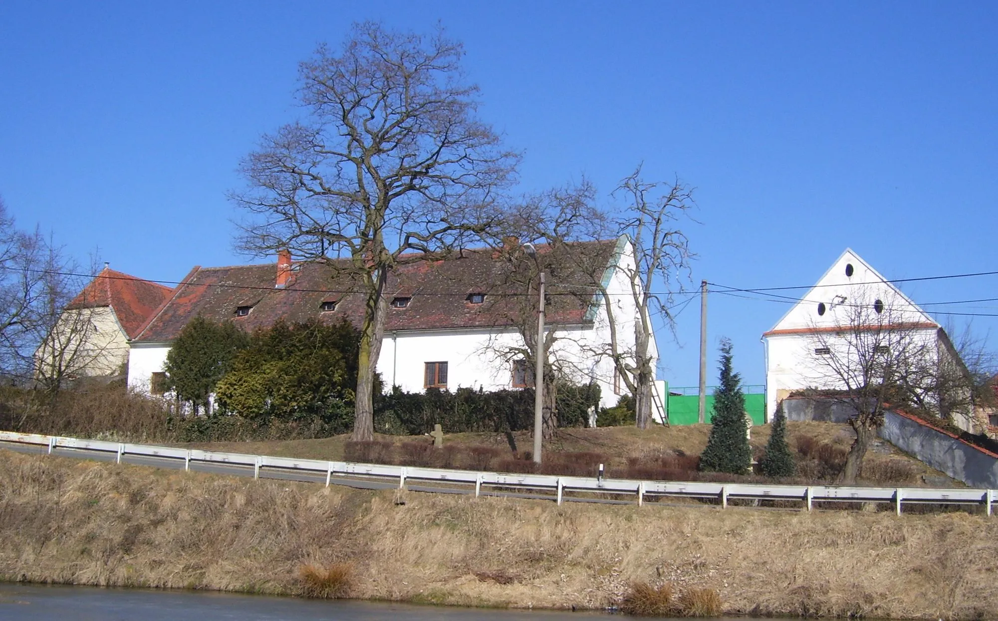 Photo showing: Pohled na zámeček Hunčice od rybníka