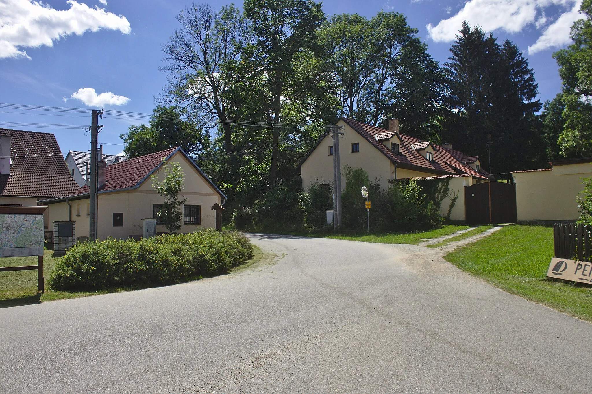 Photo showing: Náves ve vesnici Dolní Žďár, Jihočeský kraj