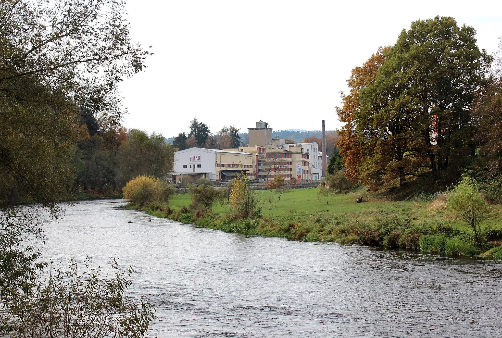 Photo showing: Vltava river and Zátkův mlýn (millhouse) in Boršov nad Vltavou, Czech Republic.