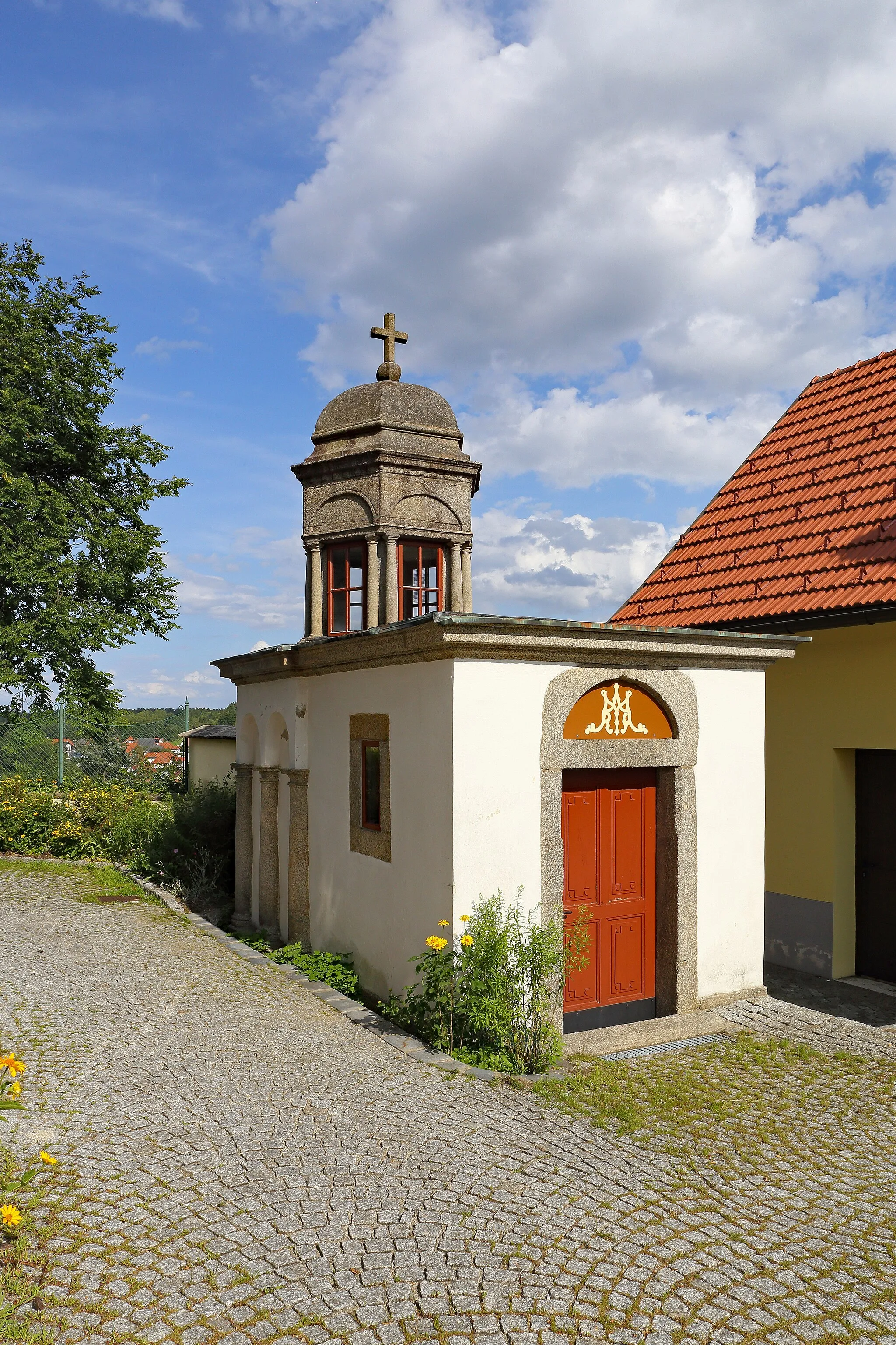 Photo showing: Die 1740 erbaute barocke Kapelle war ursprünglich eine Grabeskapelle, die 1892 zur Maria-Lourdes-Kapelle umgestaltet wurde.