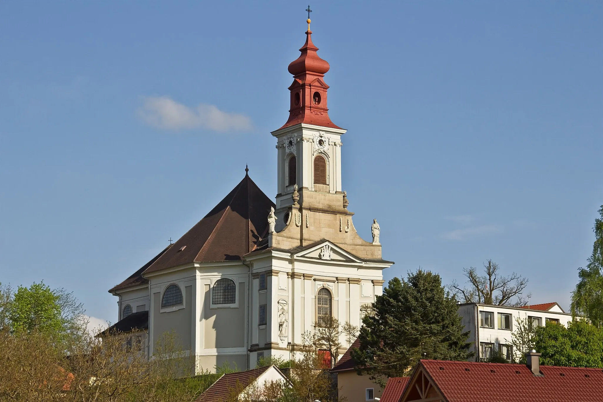 Photo showing: Das spätbarock-frühklassizistische Kirchengebäude wurde von 1776 bis 1778 durch den Baumeister Andreas Zach errichtet. Es besitzt eine klassizistische Ausstattung.