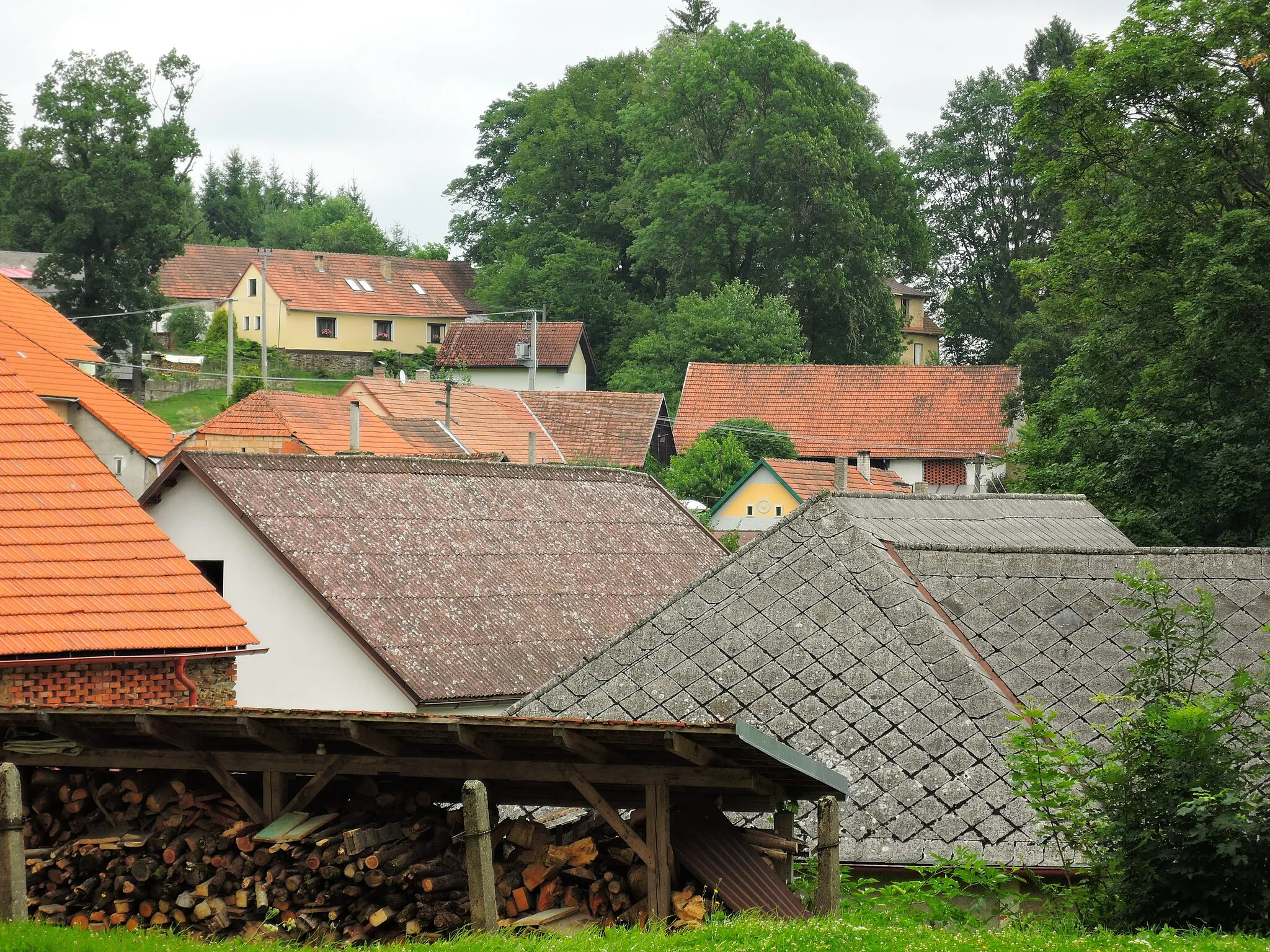 Photo showing: Těchobuz, domy