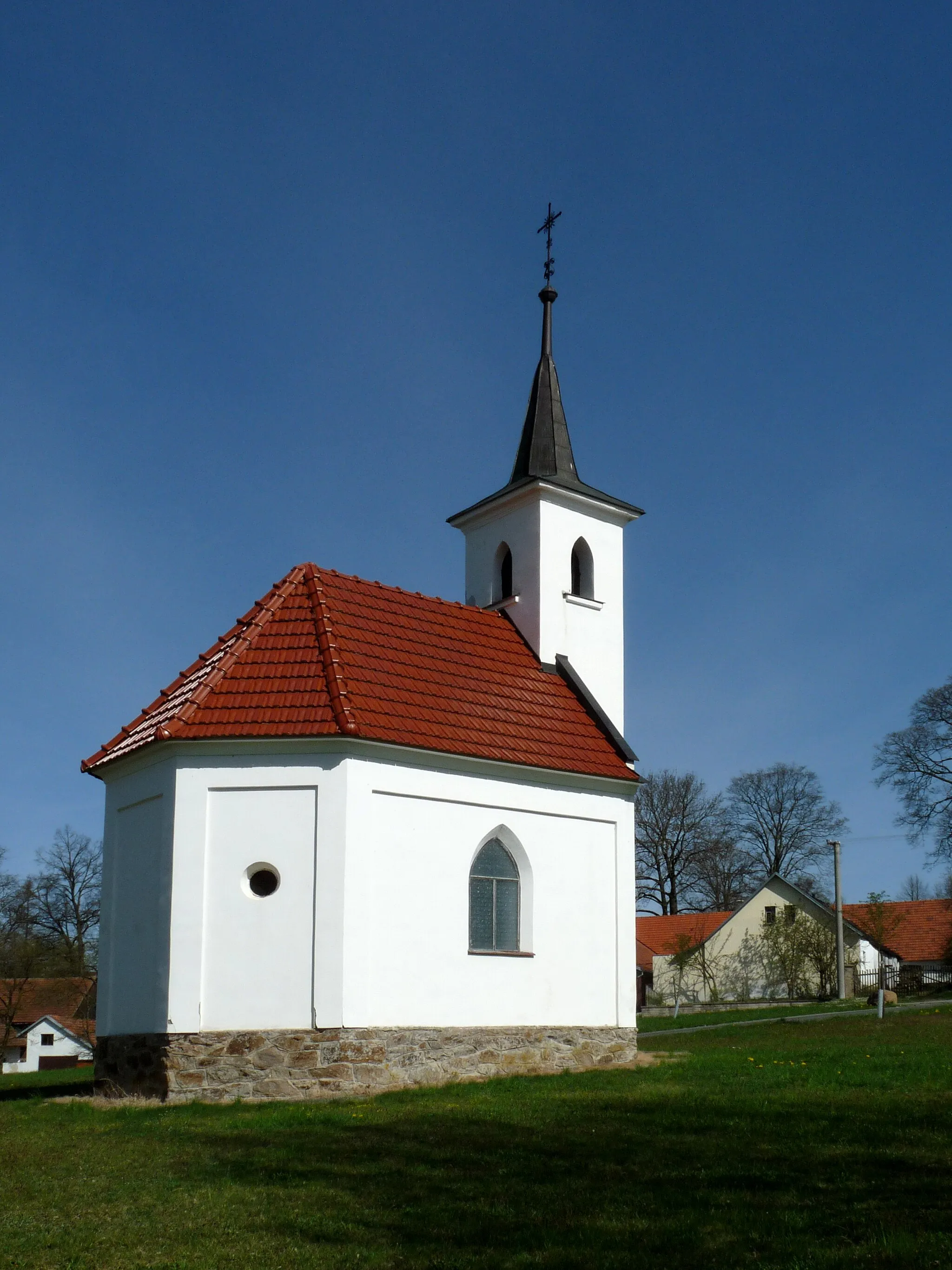 Photo showing: Chapel in the village of Bitětice, part of the town of Pelhřimov, Pelhřimov District, Vysočina Region, Czech Republic.
