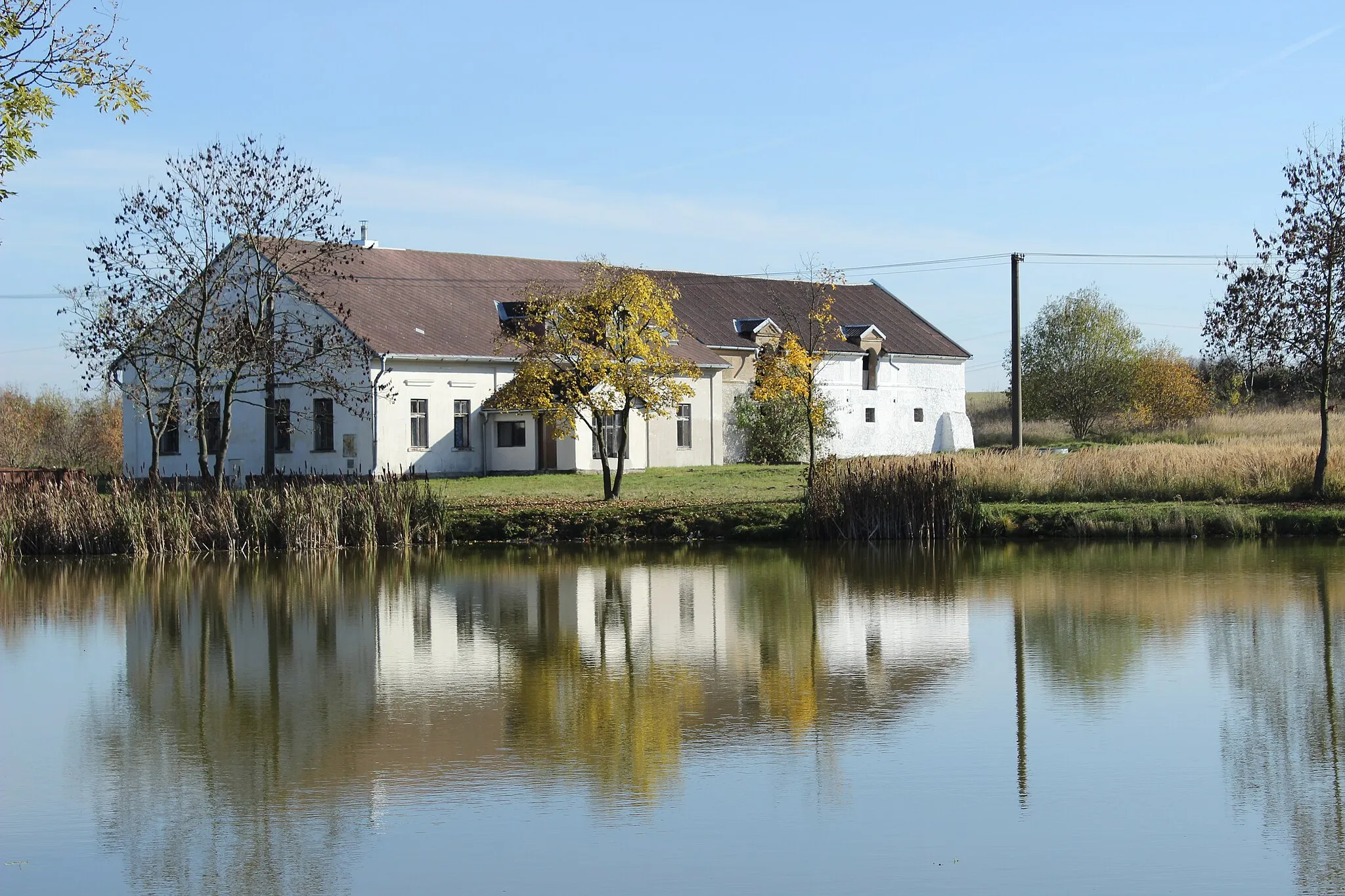 Photo showing: Dům číslo popisné 14 v Mokré, části Čichalov. Před ním se rozkládá obecní rybník.
