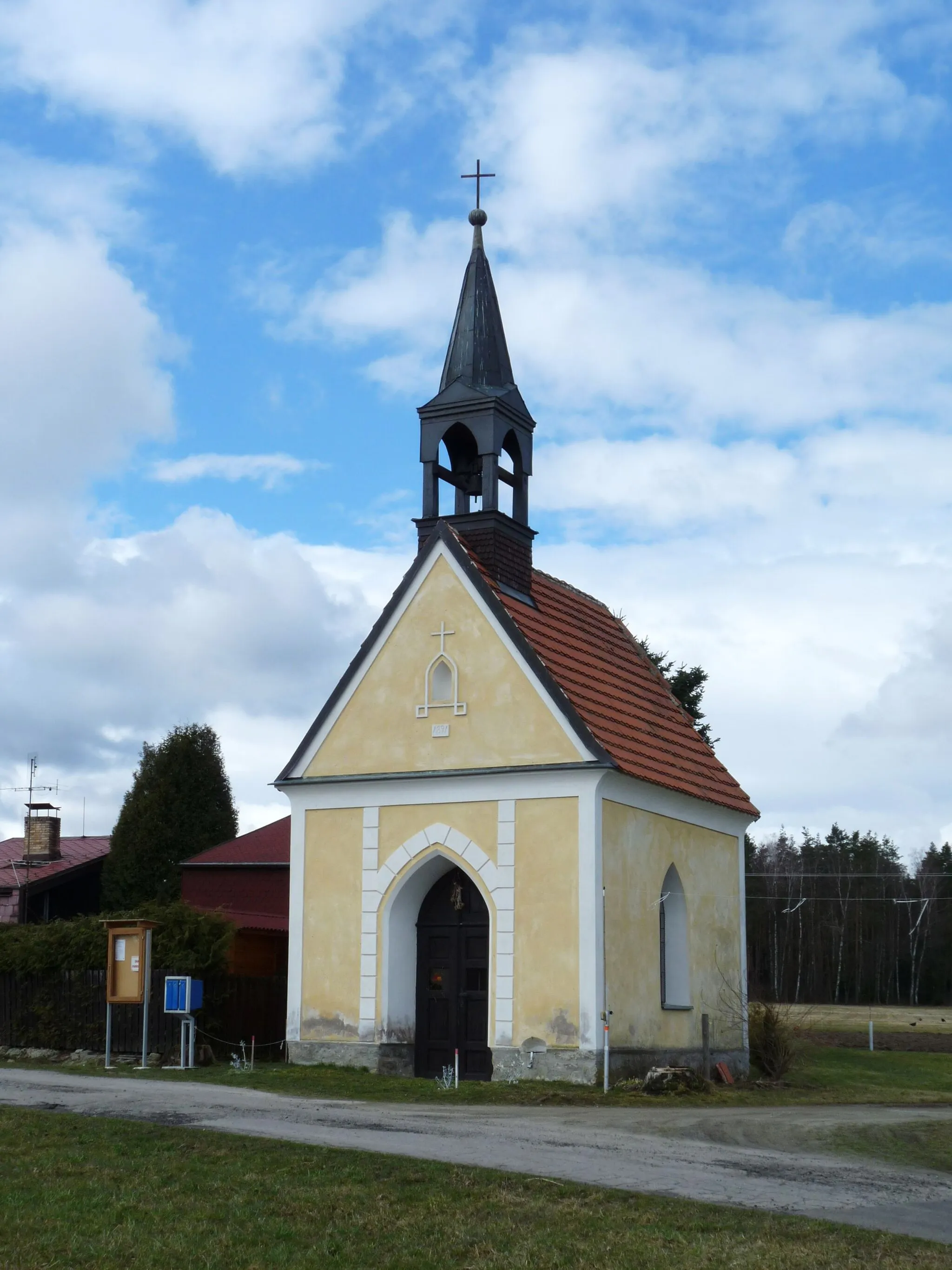 Photo showing: Chapel from 1891 in the village of Žár, České Budějovice District, South Bohemian Region, Czech Republic.