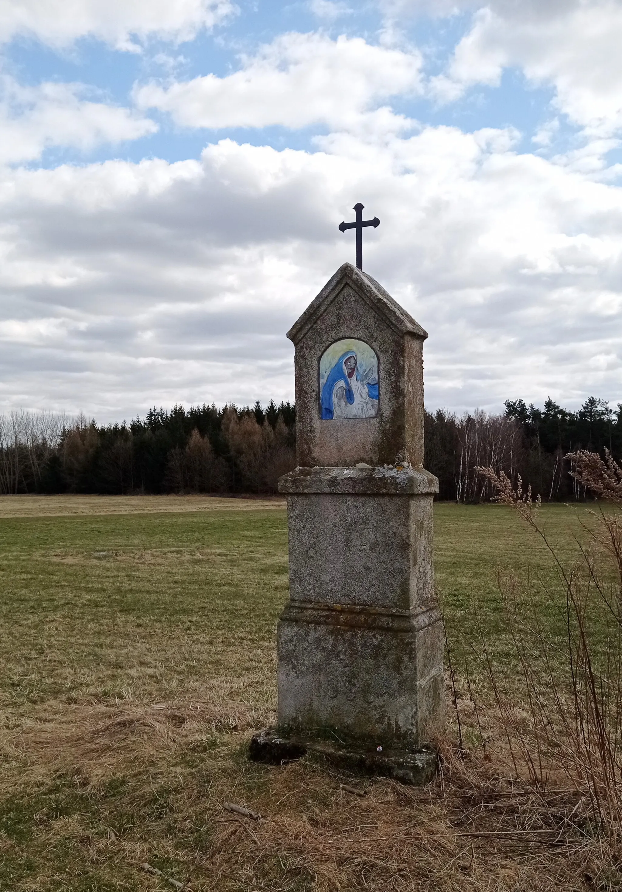 Photo showing: Column shrine east of the village of Chvalkov, České Budějovice District, South Bohemian Region, Czech Republic