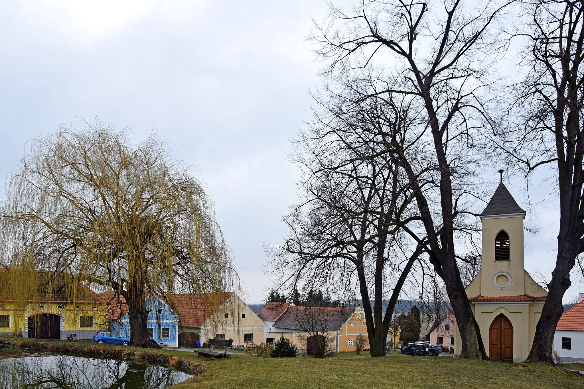 Photo showing: The Holy Trinity Chapel at the village square in Dobčice, České Budějovice District, the Czech Republic.