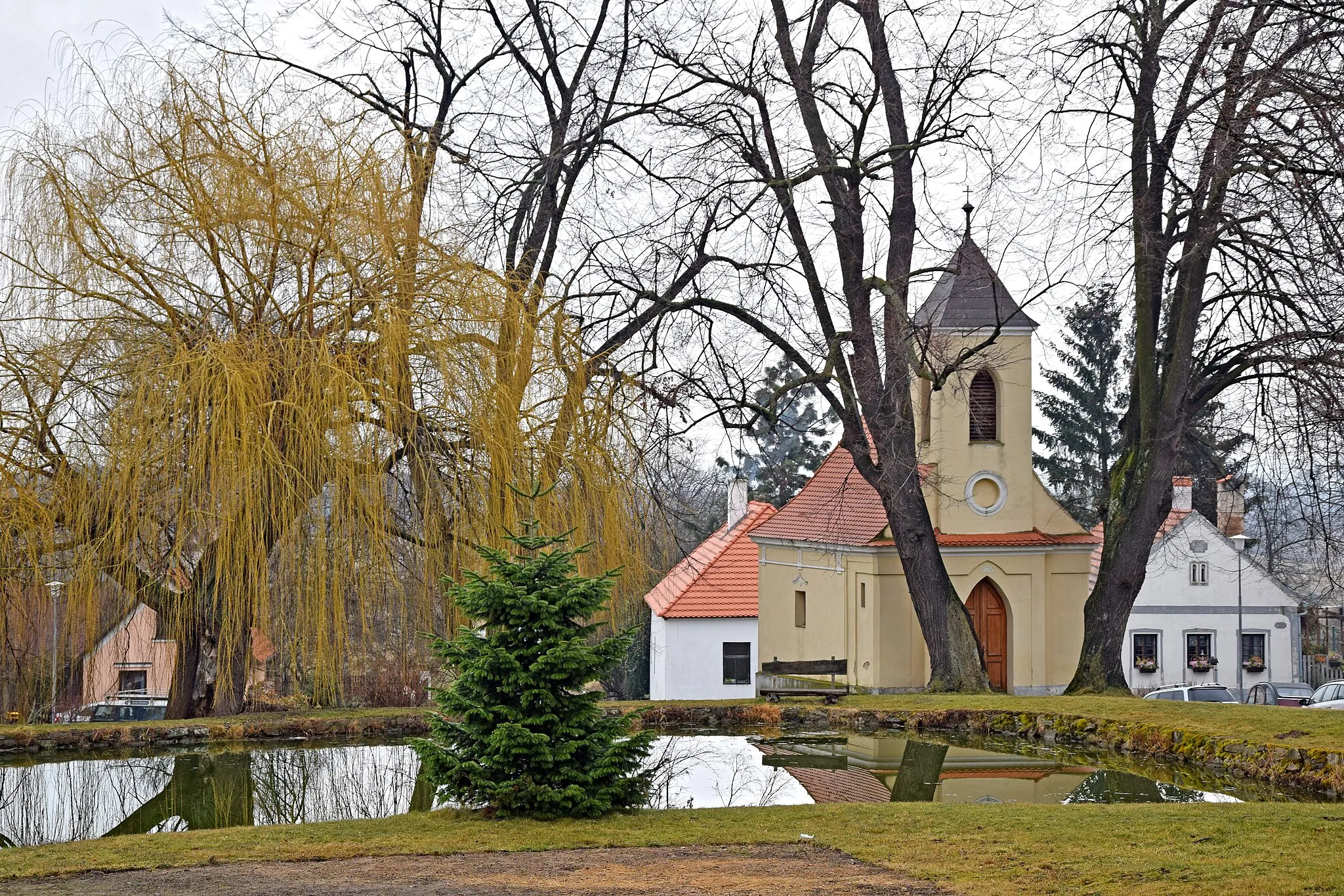 Photo showing: The water reservoir and the Holy Trinity Chapel at the village square in Dobčice, České Budějovice District, the Czech Republic.