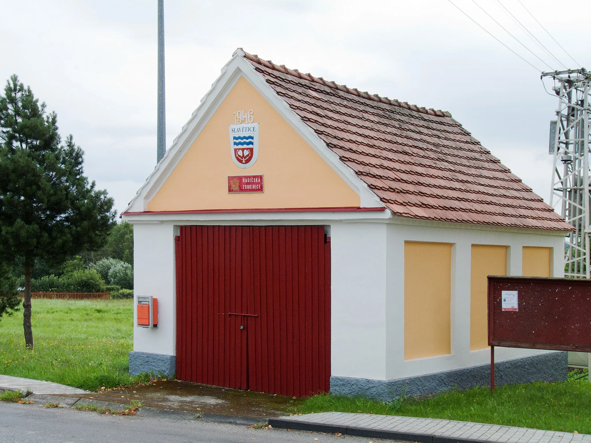 Photo showing: Fire brigade building in the village of Slavětice, České Budějovice District, Czech Republic dated 1946
