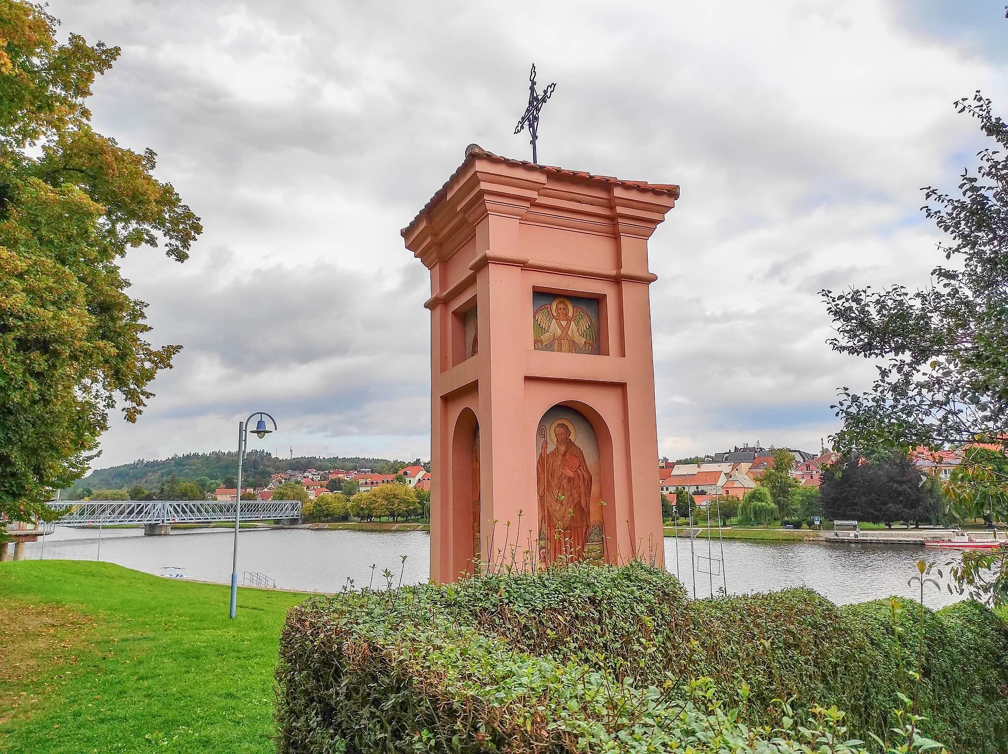 Photo showing: Boží muka v Žižkově ulici v Týně nad Vltavou, nazývaná též francouzská boží muka. Původní výmalbu od malíře Tomáše Peterky obnovila v roce 1994 restaurátorka akademická malířka Klára Šafářová.