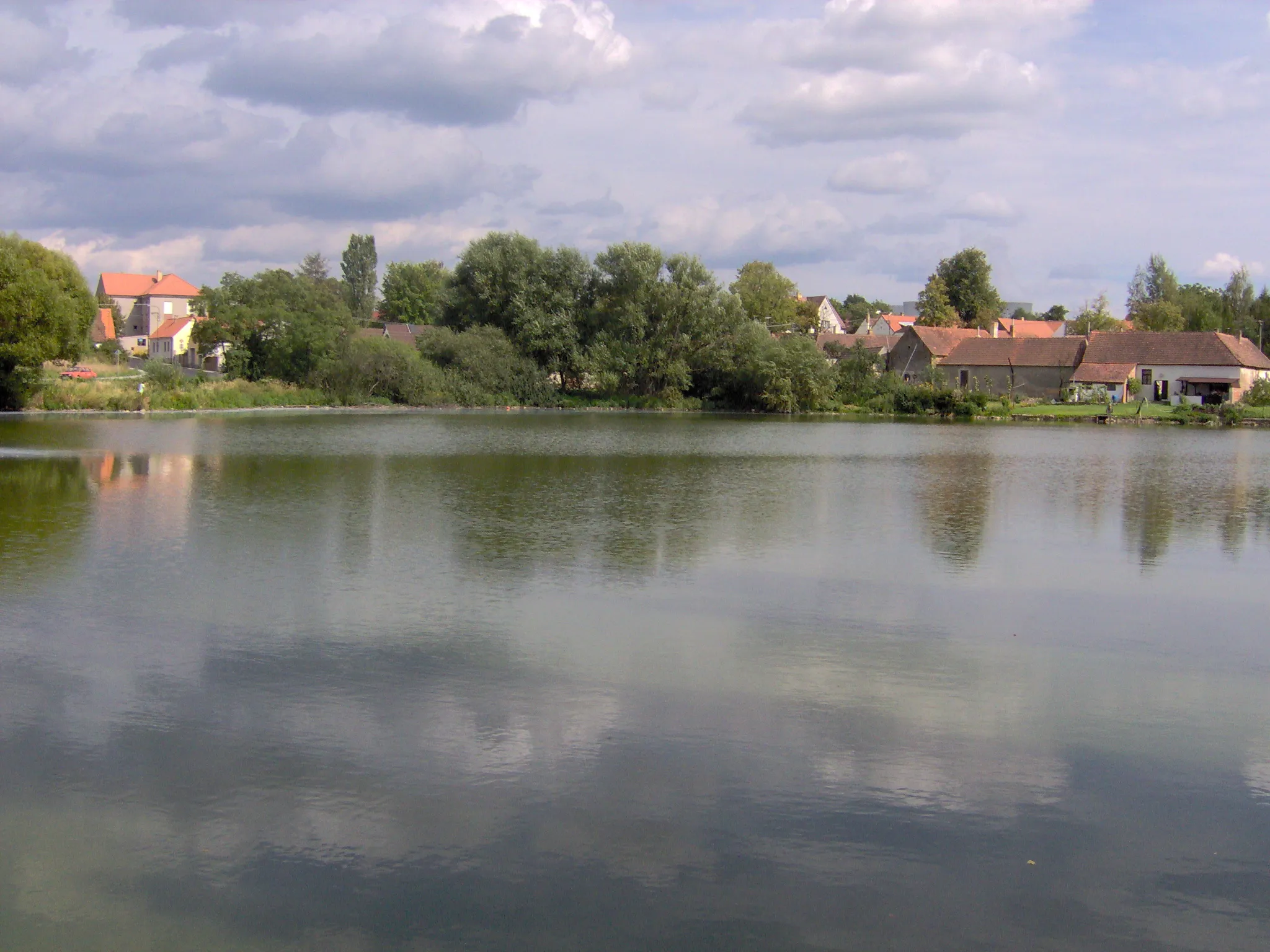 Photo showing: Pond in village Temelín.