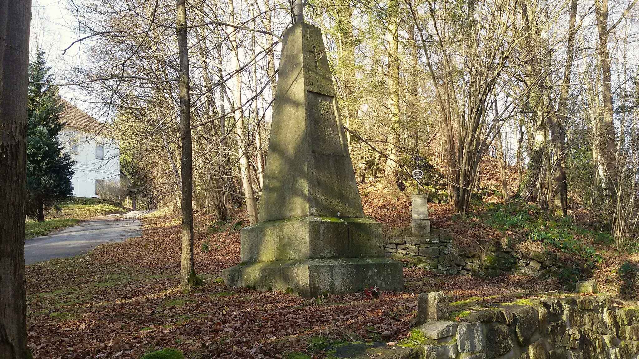 Photo showing: Memorial to the victims of World War I and a cross from 1889 at the crossroads in Veveří (Piberschlag), Nové Hrady, České Budějovice District, South Bohemian Region, Czechia.
