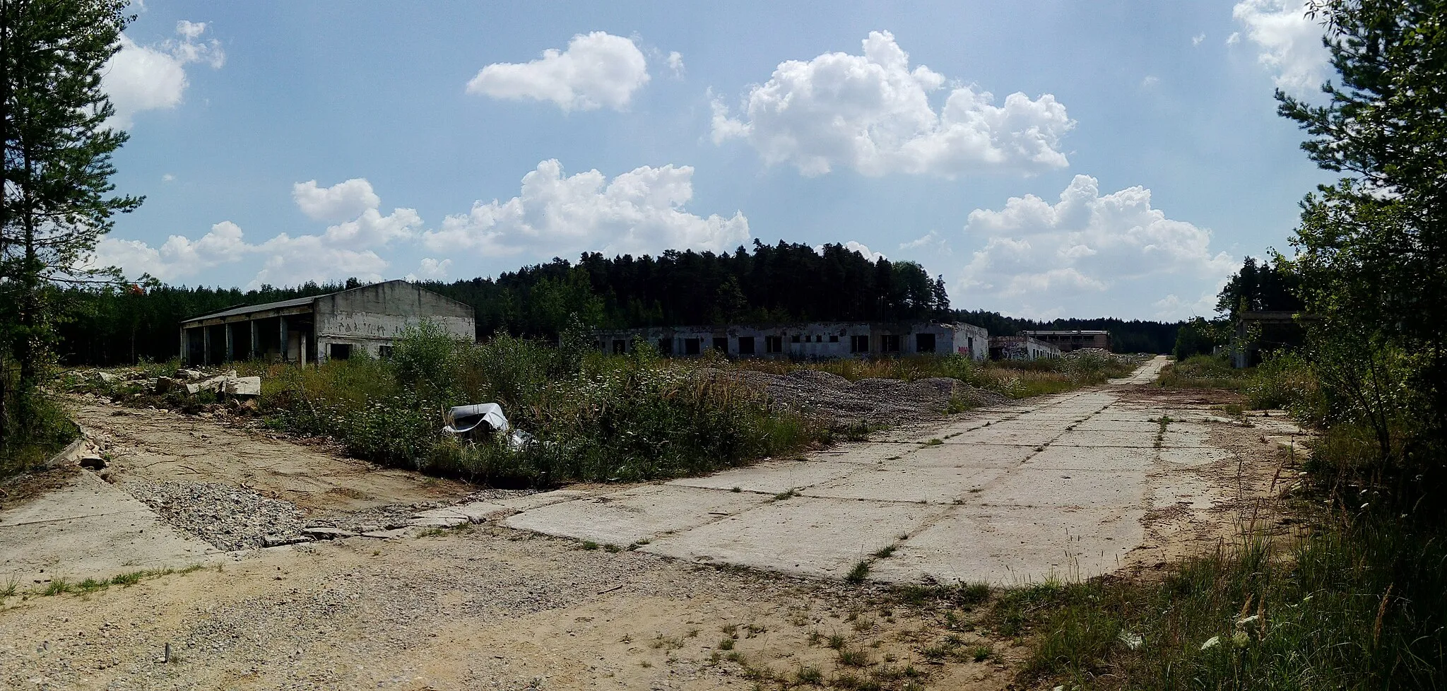 Photo showing: Buildings of the former barracks south-west of the village of Mokré, České Budějovice District, South Bohemian Region, Czech Republic