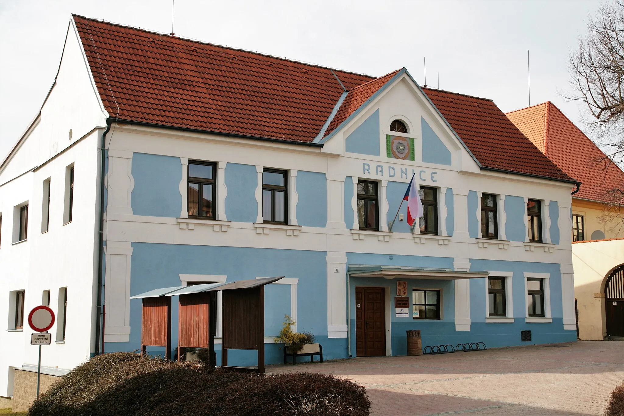 Photo showing: Městys Ledenice v okrese České Budějovice. Radnice v domě č. 89 na Náměstí. V pozadí vpravo fara.