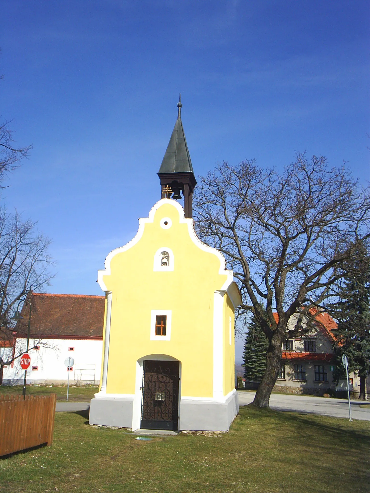 Photo showing: Holašovice-kaple na návsi