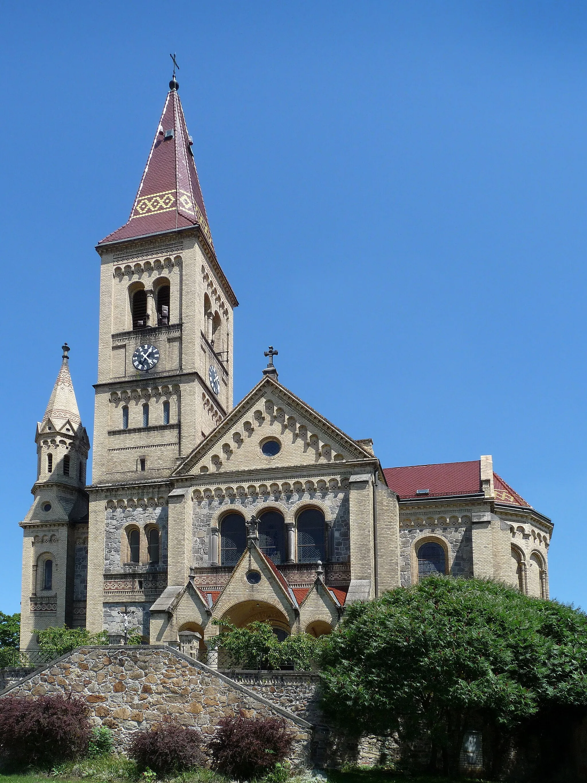 Photo showing: Saints Peter and Paul church from 1899-1900 in the village of Hosín, České Budějovice District, Czech Republic.