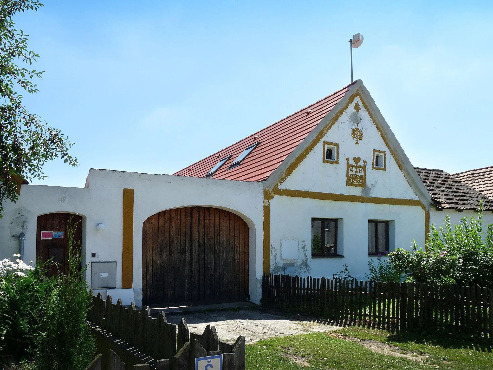 Photo showing: House No 42 in the village of Hosín, České Budějovice District, Czech Republic.