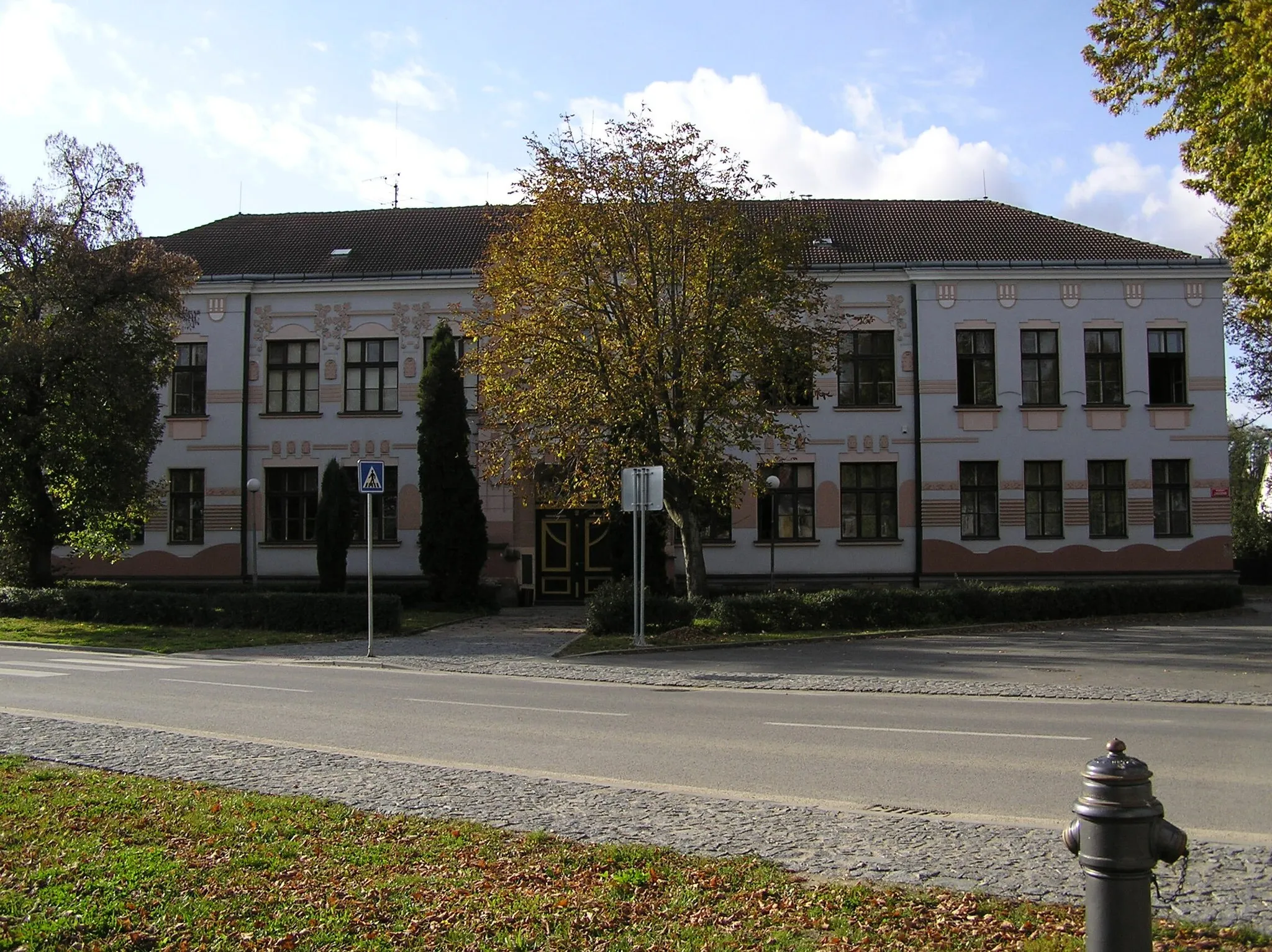 Photo showing: School in Dolní Bukovsko, České Budějovice District, Czech Republic.