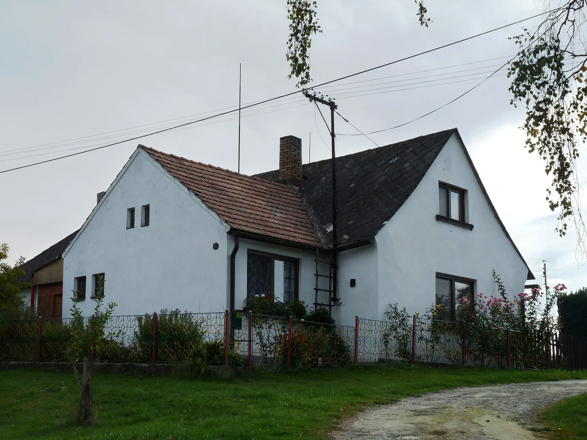 Photo showing: House No 18 in the village of Zubčická Lhotka, Český Krumlov District, South Bohemian Region, Czech Republic.