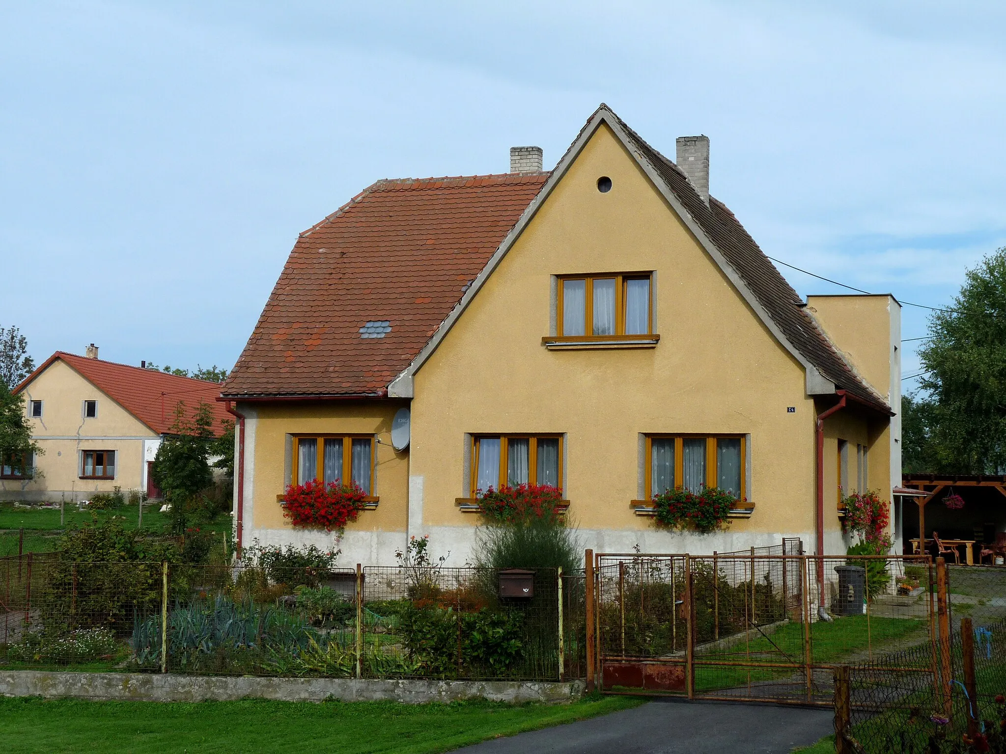 Photo showing: House No 4 in the village of Zubčická Lhotka, Český Krumlov District, South Bohemian Region, Czech Republic.
