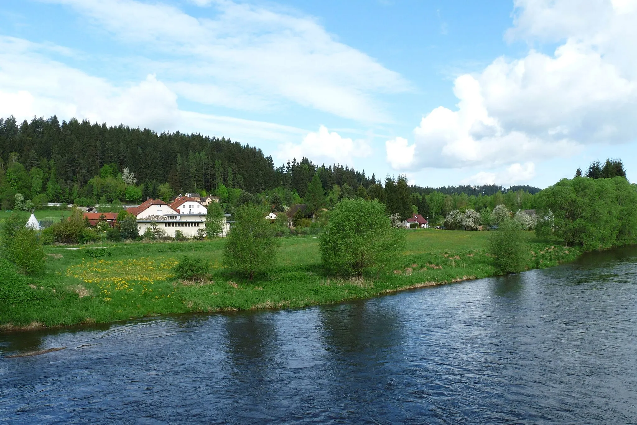 Photo showing: Village of Zátoňské Dvory, Český Krumlov District, South Bohemian Region, Czech Republic as seen across the Vltava River.
