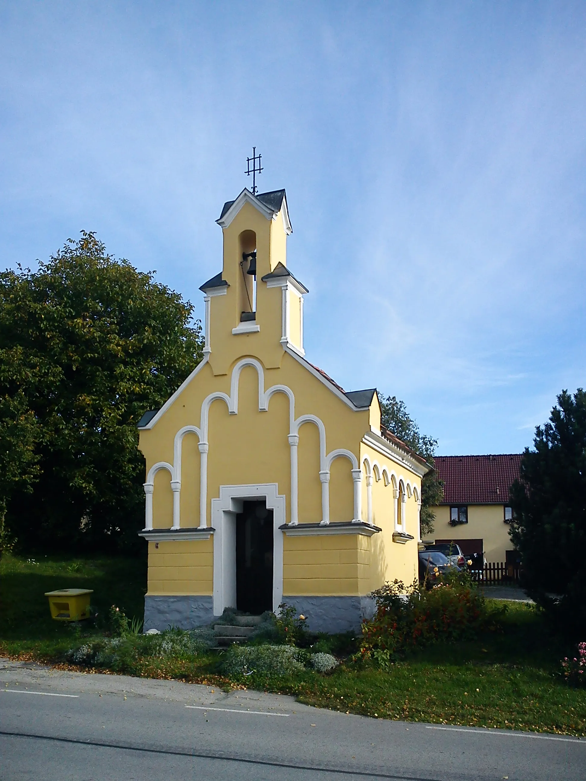 Photo showing: Chapel in the village of Srnín, Český Krumlov District, South Bohemian Region, Czech Republic.