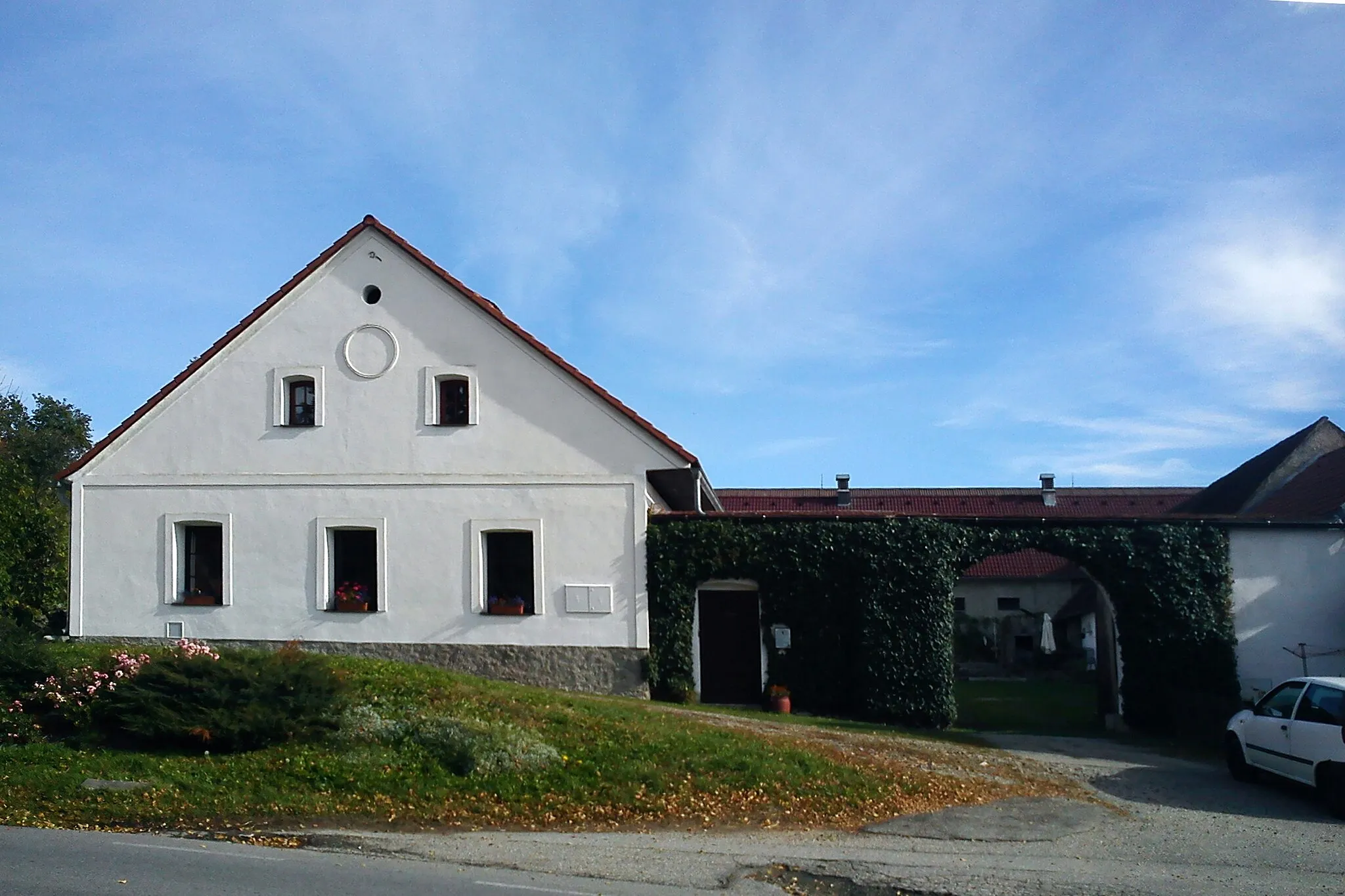 Photo showing: House No 5 in the village of Srnín, Český Krumlov District, South Bohemian Region, Czech Republic.