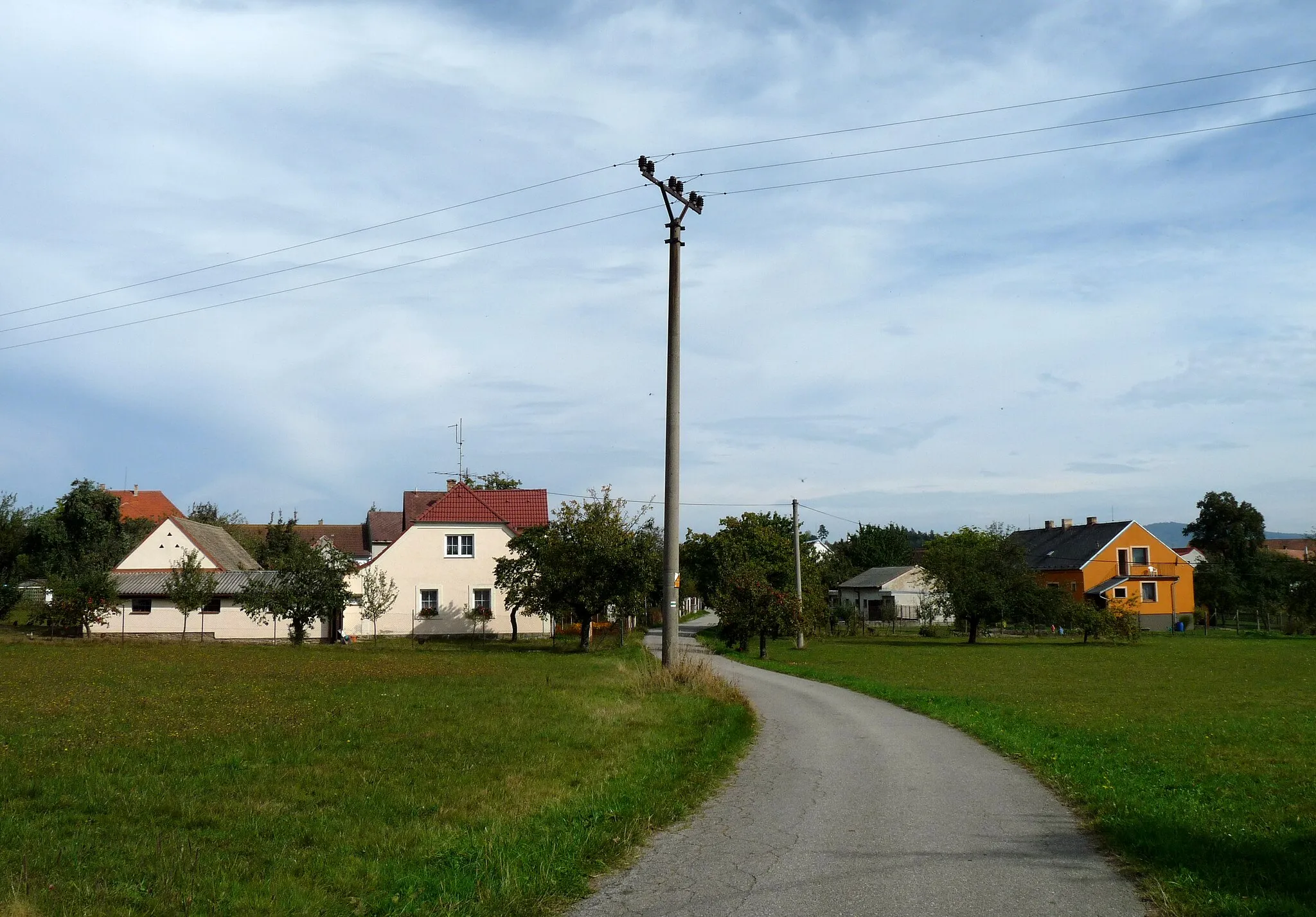 Photo showing: Eastbound view of the village of Rozpoutí, Český Krumlov District, South Bohemian Region, Czech Republic.