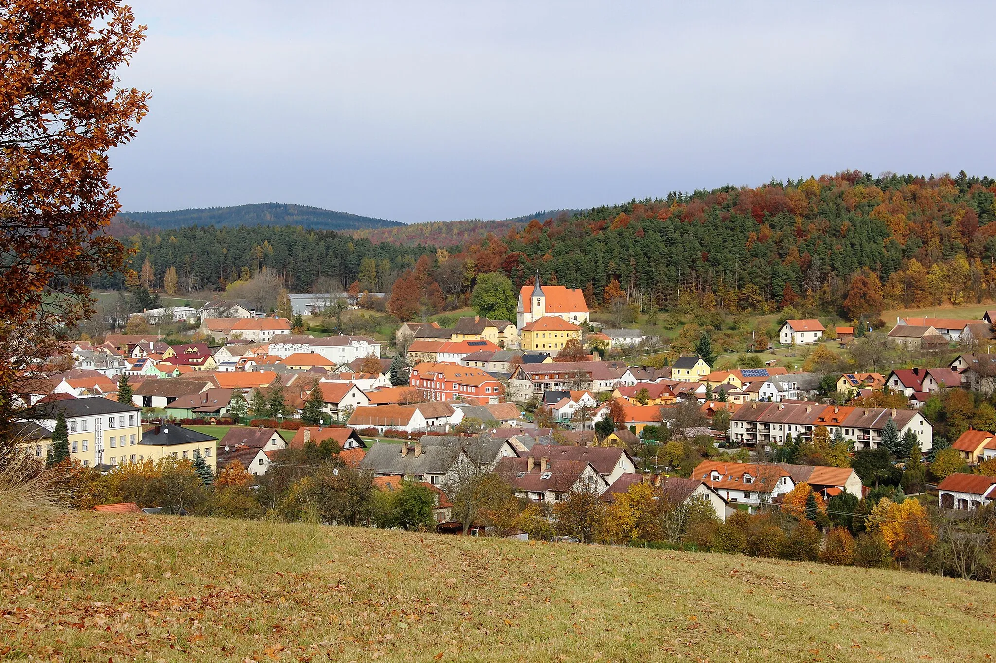 Photo showing: Pohled na obec a na okolí. Brloh (okres Český Krumlov). Česká republika.