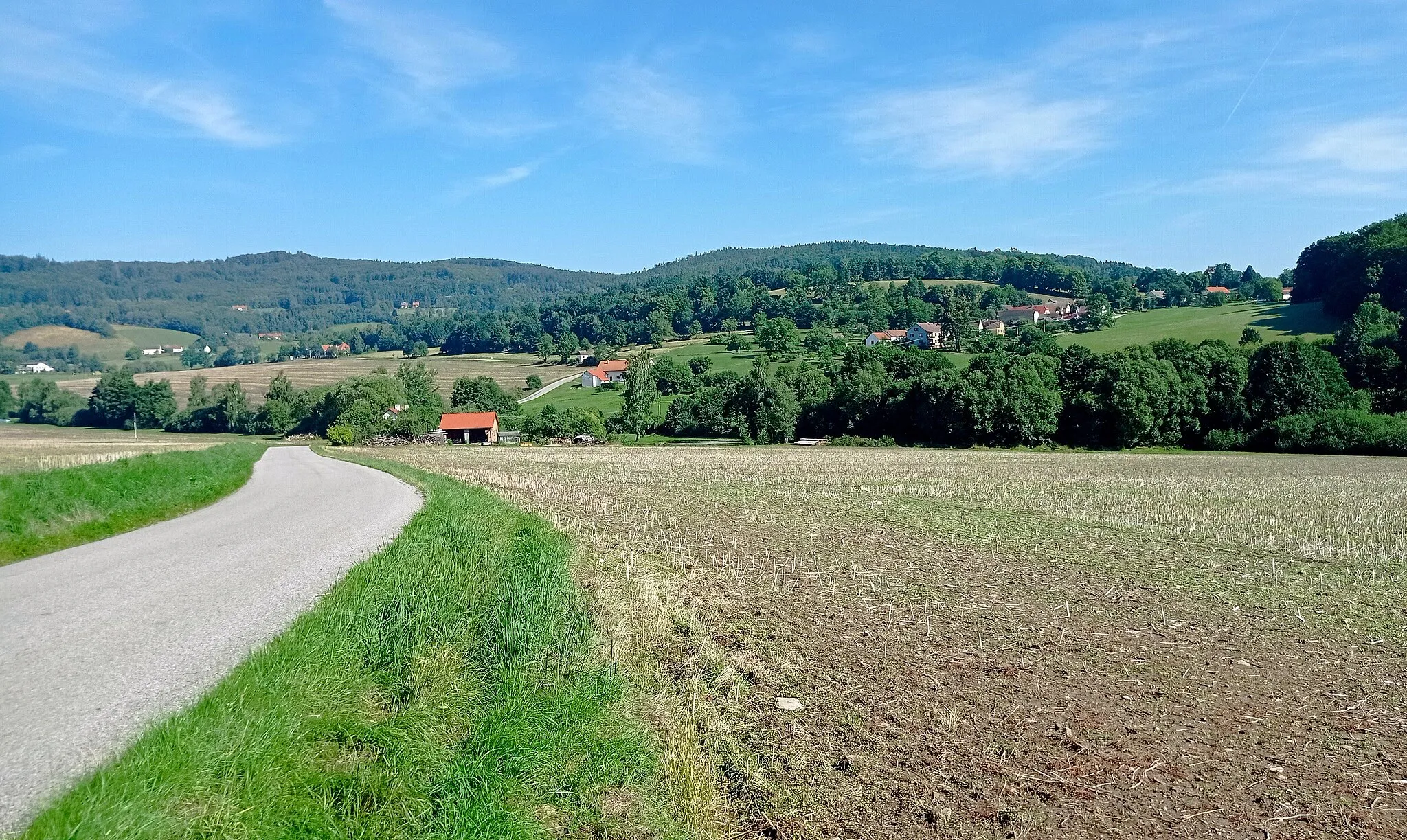 Photo showing: Village of Sedm Chalup, part of Brloh, South Bohemian Region, Czechia, as seen from the south