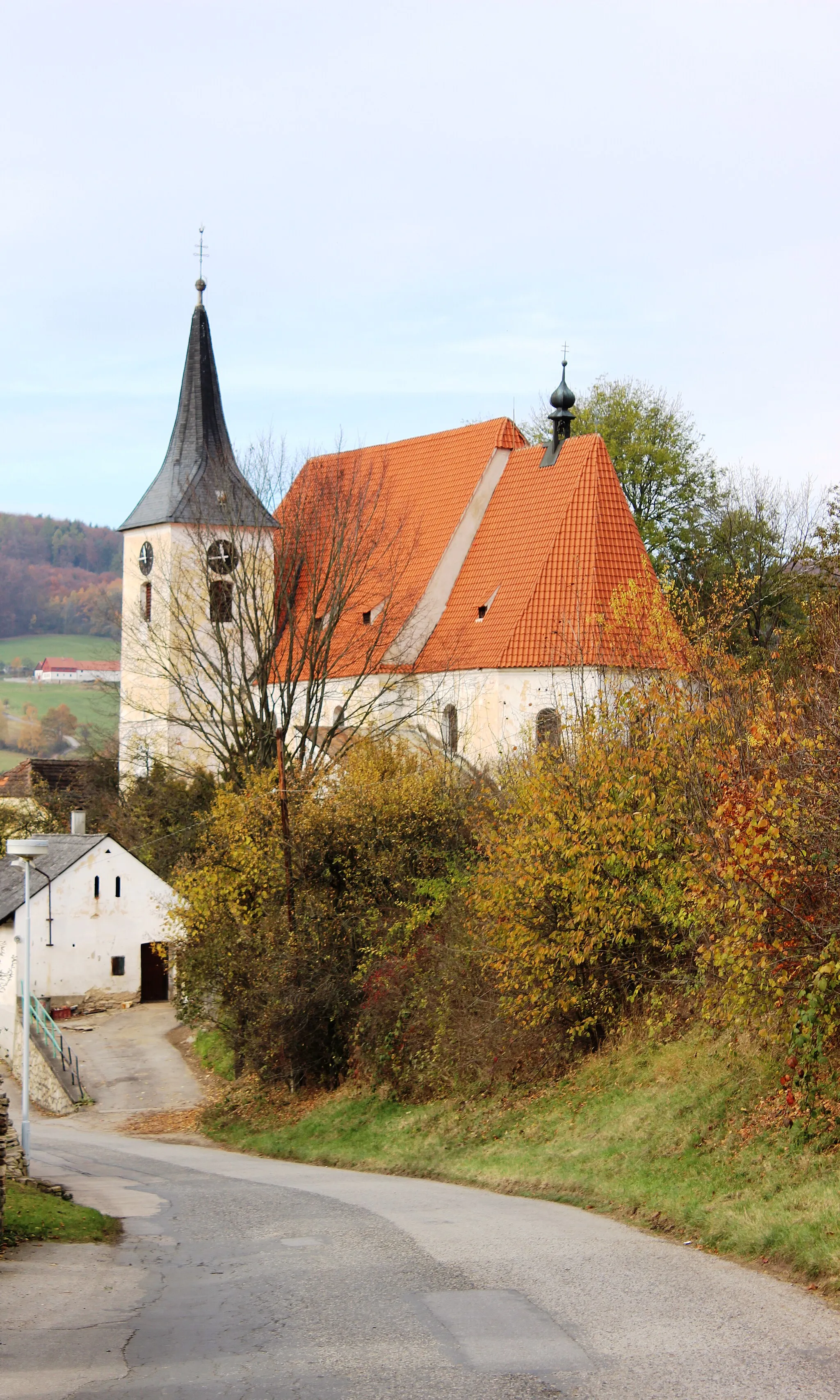 Photo showing: Pohled na Kostel svatého Šimona a Judy. Brloh (okres Český Krumlov). Česká republika.