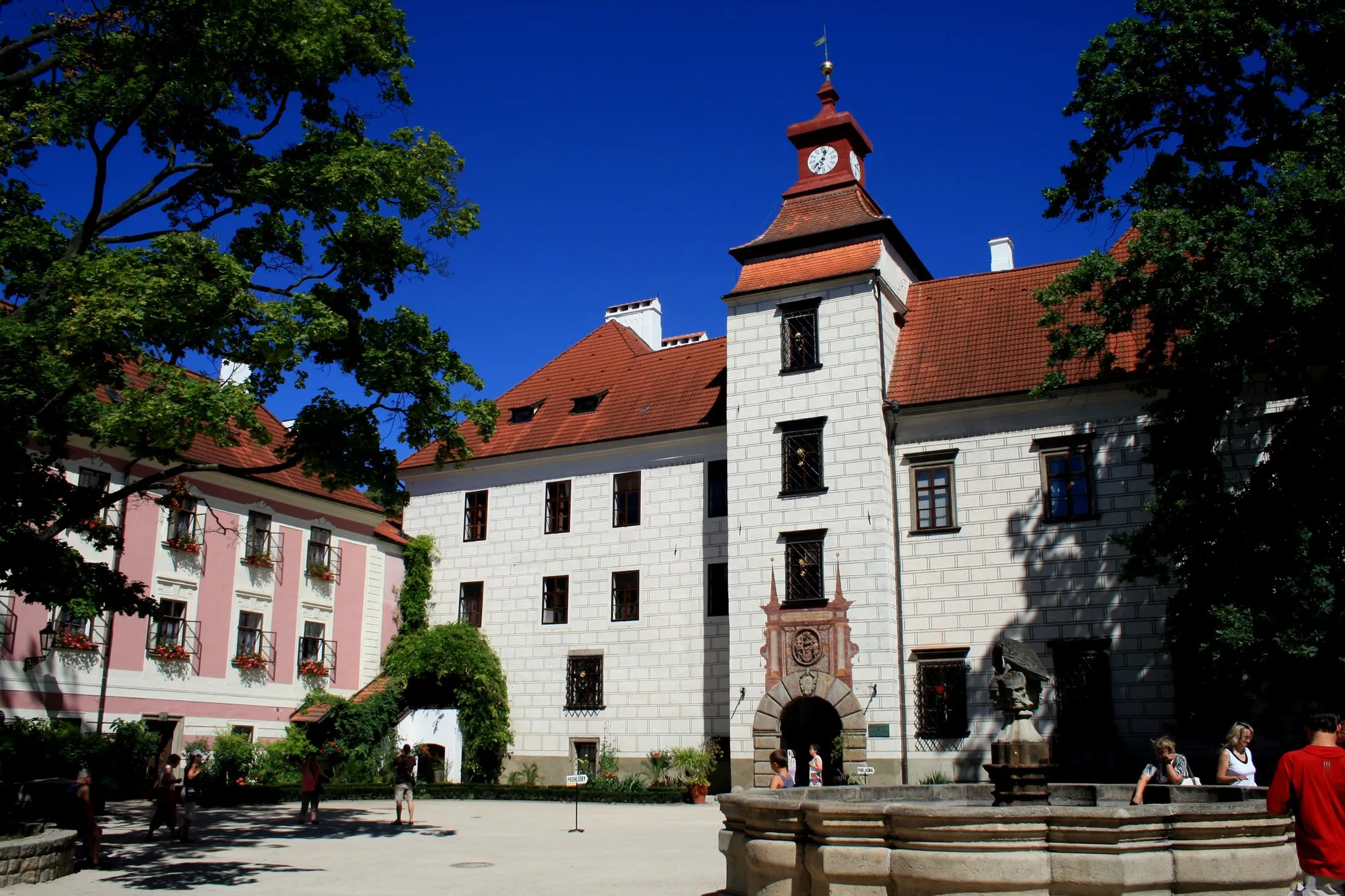 Photo showing: Castle countryard of Třeboň castle, South Bohemia, Czech Republic