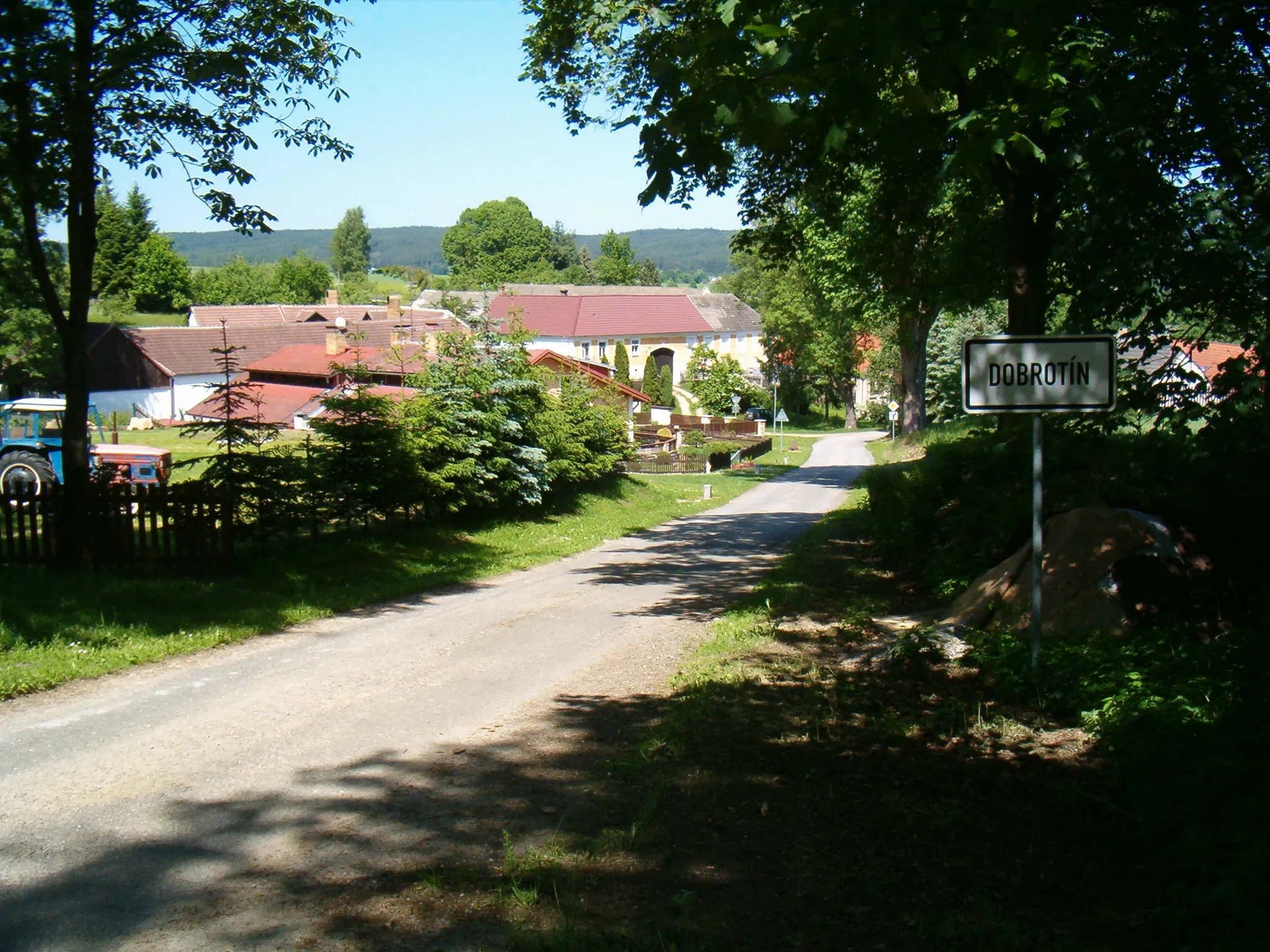 Photo showing: Dobrotín - pohled při příjezdu od Filipova